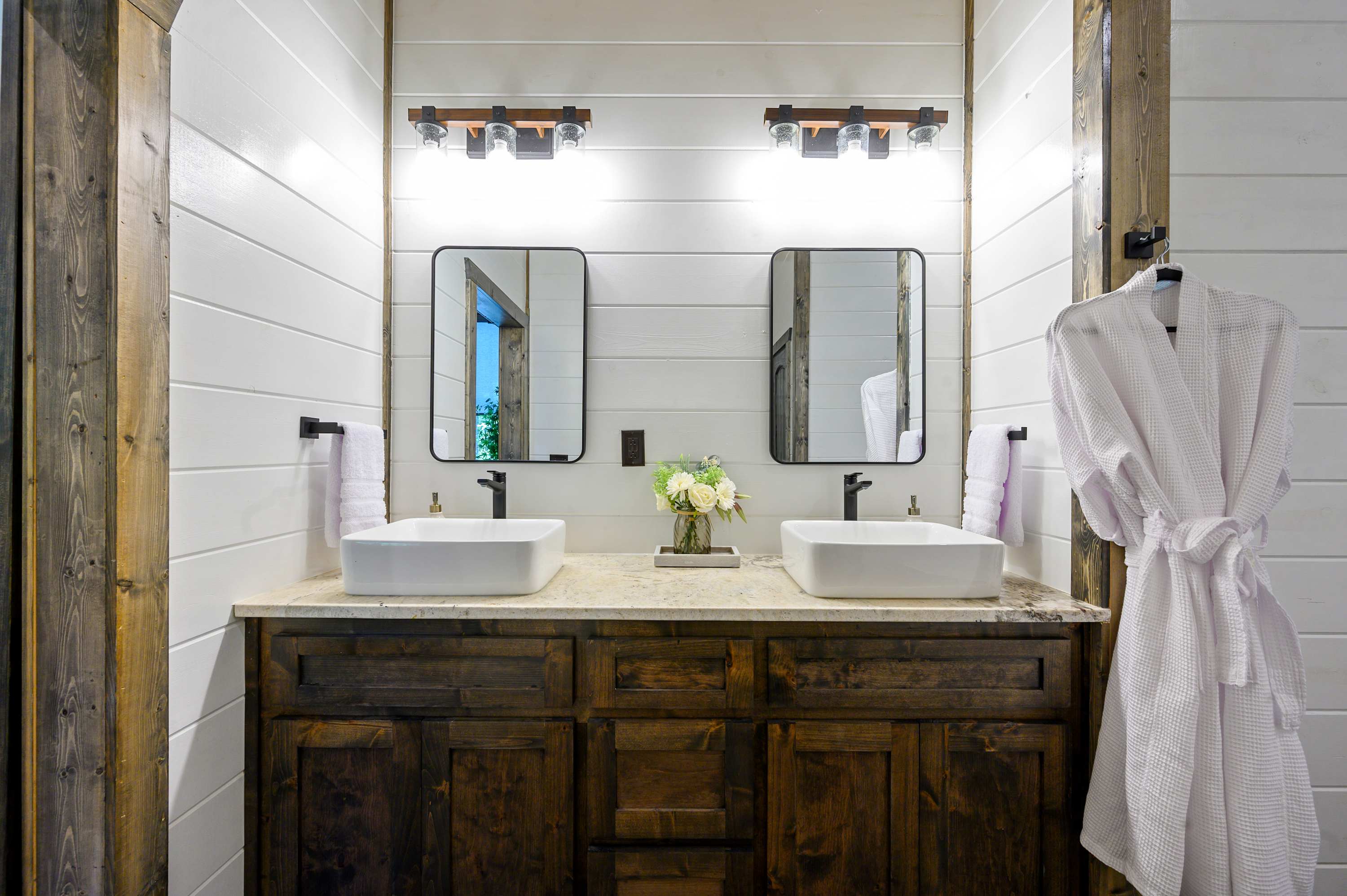 New! At Ease Romantic Honeymoon Cabin Hot Tub