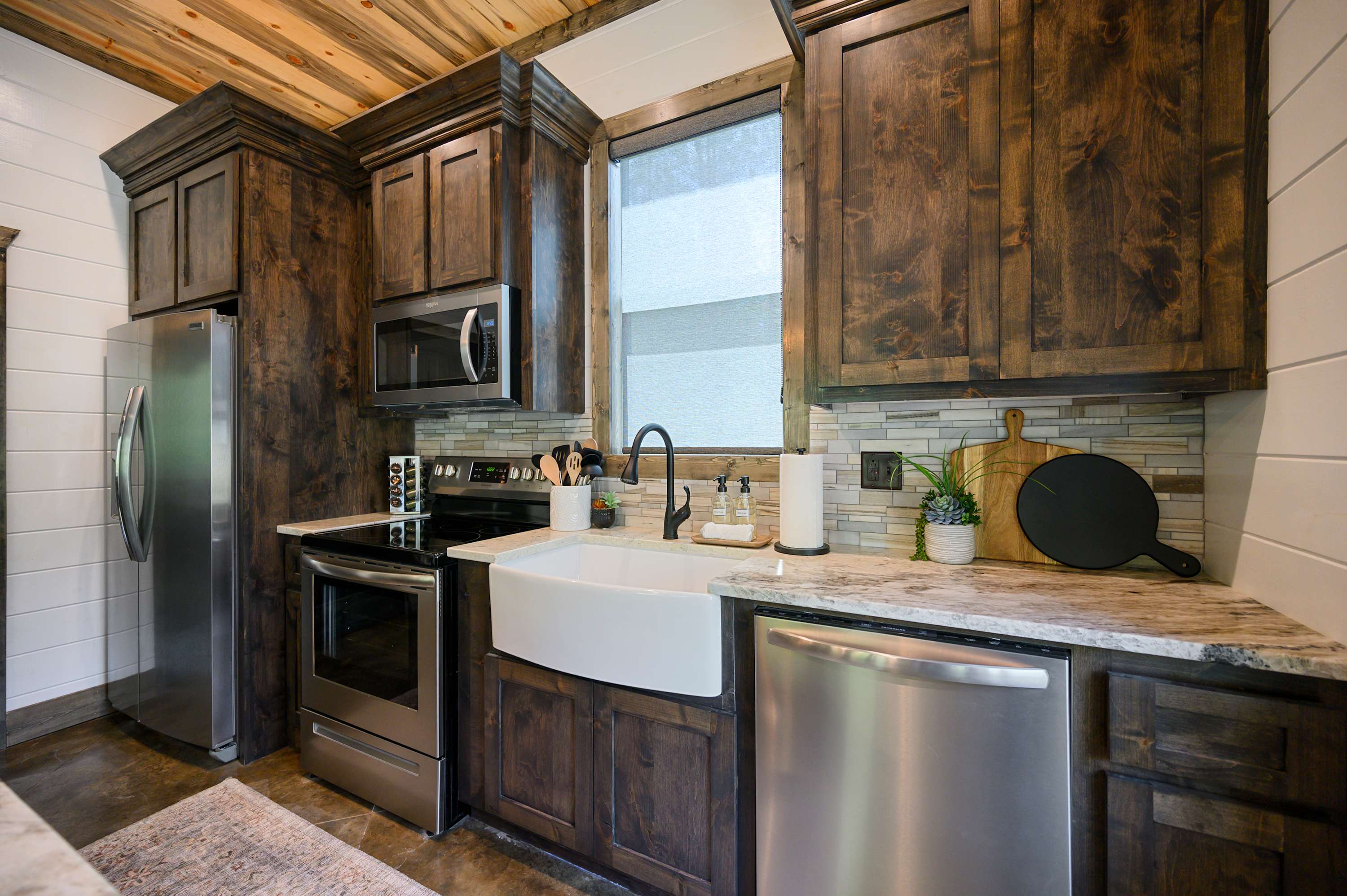 New! At Ease Romantic Honeymoon Cabin Hot Tub