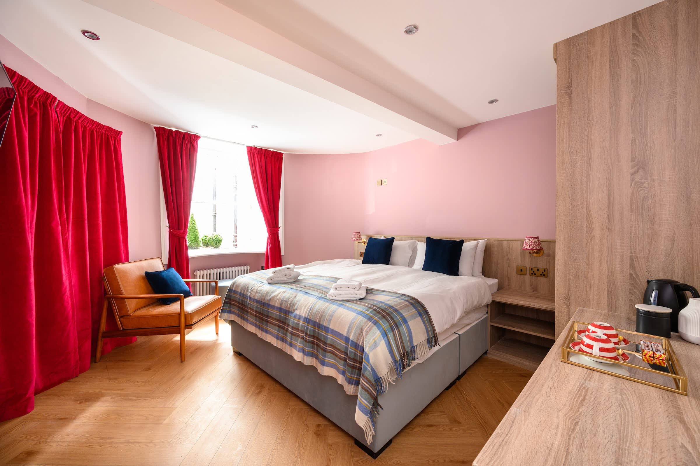 Deluxe Double with Courtyard View (Room 4 - Lower Ground Floor) — Edinburgh, Scotland — vacation rental