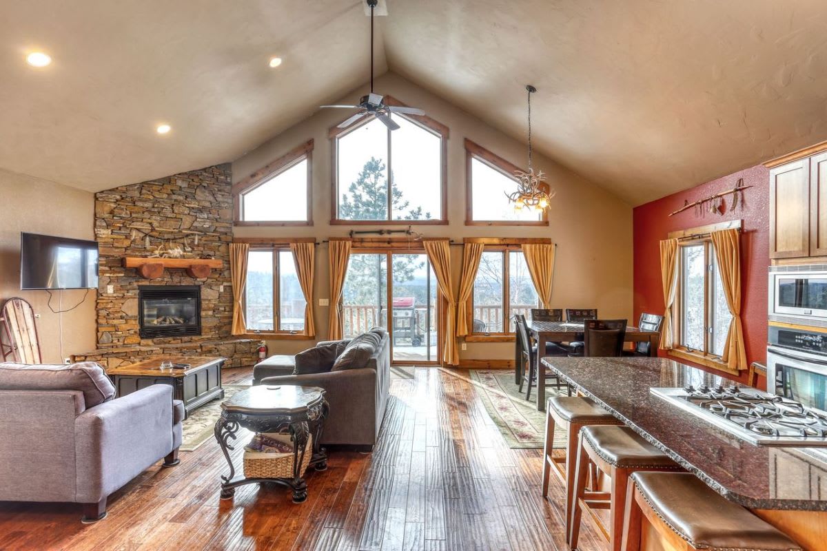 Westwinds Lodge – Stunning Views, Hot Tub & Cozy Retreat — Lead, SD — vacation rental