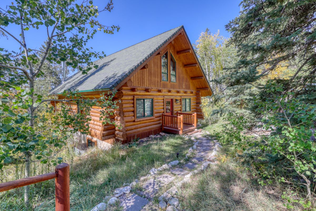 Deer Haven Lodge – Spacious Family Cabin with Hot Tub, Game Room & Scenic Views — Lead, SD — vacation rental