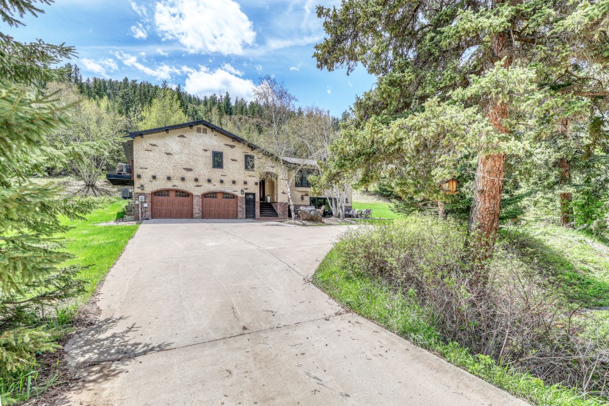 Calamity Jane’s Hidden Haven – 12.5 private acres, multiple patios, fire pit & 4 king suites! — Lead, SD — vacation rental