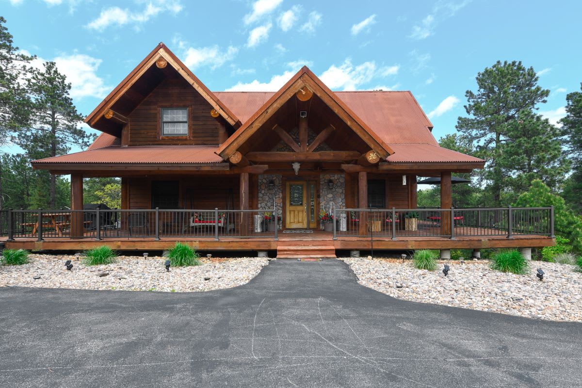 Antler Lodge - Gorgeous log cabin 3 miles east of — Sturgis, SD — vacation rental