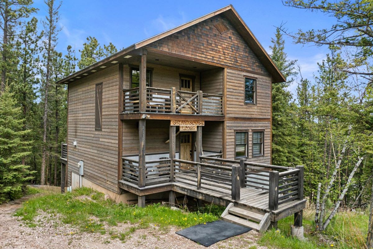 Gray Goose Lodge - Private back deck, hot tub and — Lead, SD — vacation rental