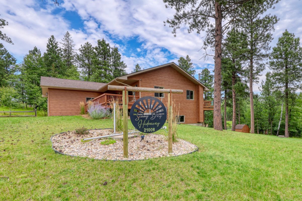 Sunny Day Hideaway - Private! Firepit and Hot tub! β Sturgis, SD β vacation rental