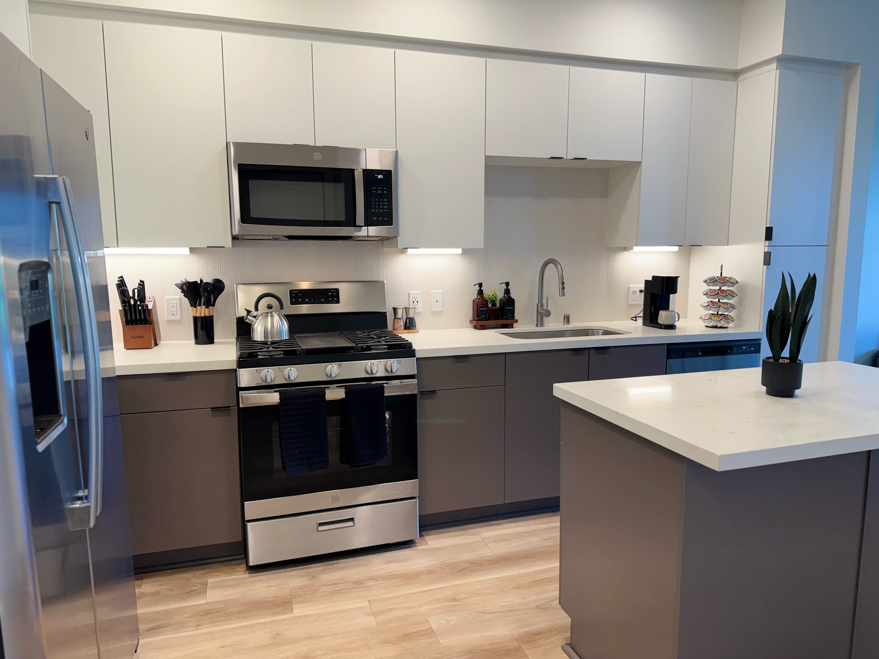 Modern Apartment w/ Pool, Gym & Near Disneyland