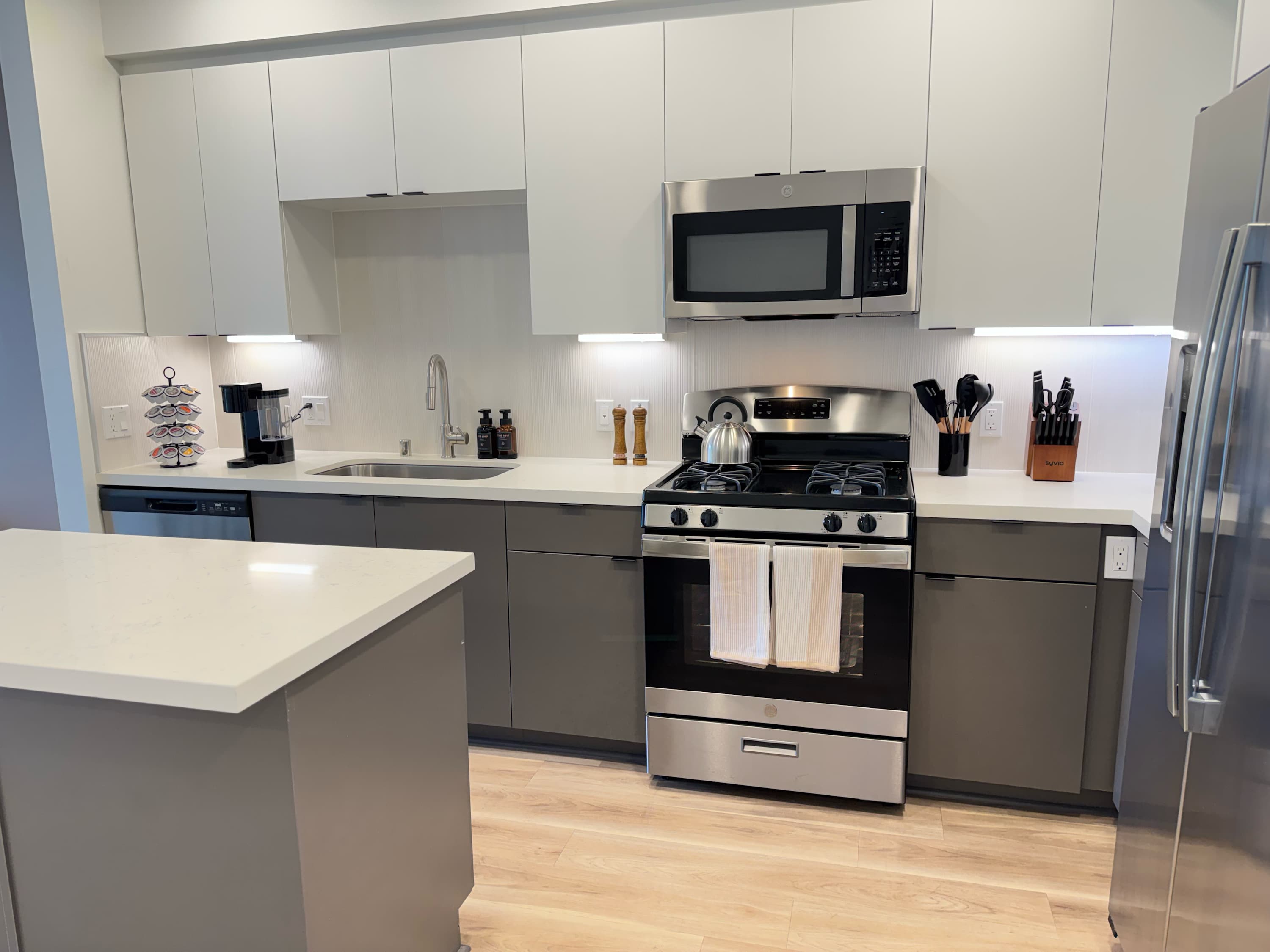 Stylish Apartment Near Disneyland w/ Pool & Gym