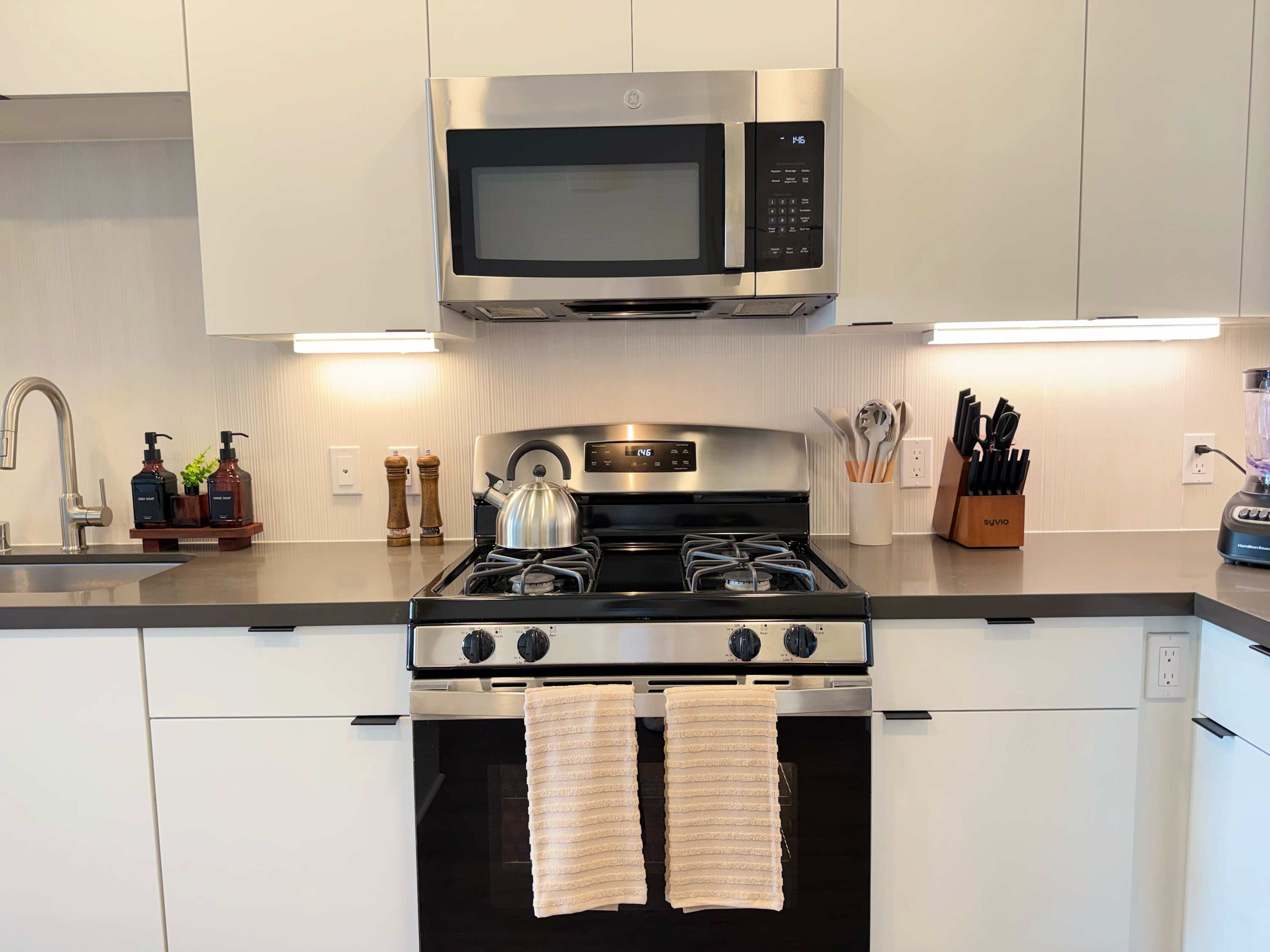 Upscale Apartment 10 Min to Disneyland | Pool & Gym