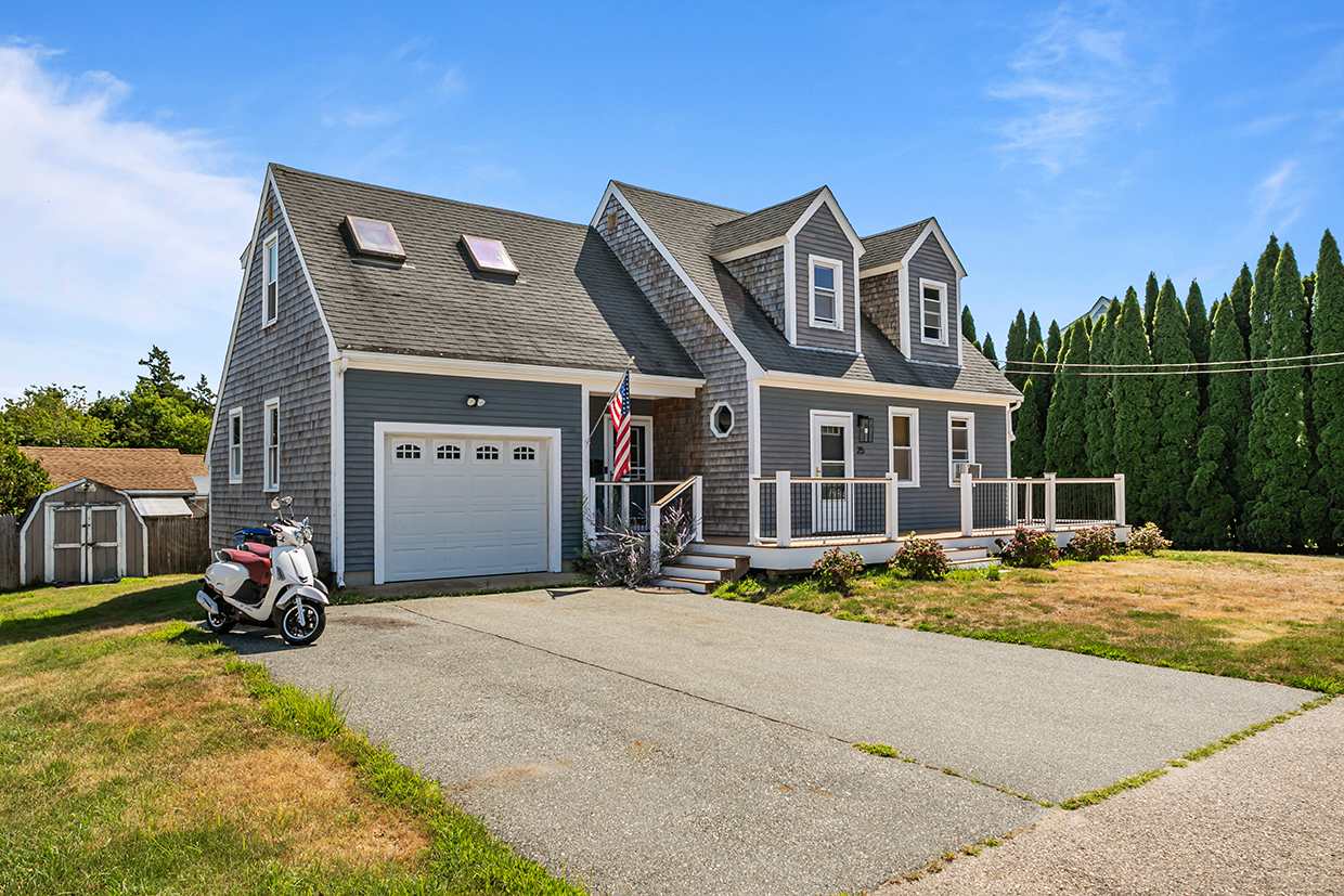 Coastal Cape Close to Newport and 1st Beach — Middletown, RI — vacation rental