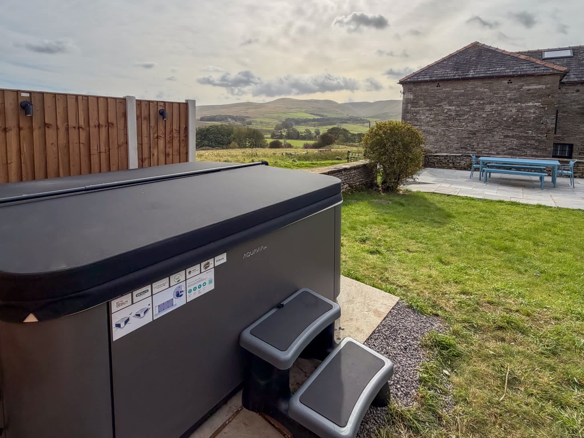 Yorkshire Dales Farmhouse for 8 guests · Hot Tub