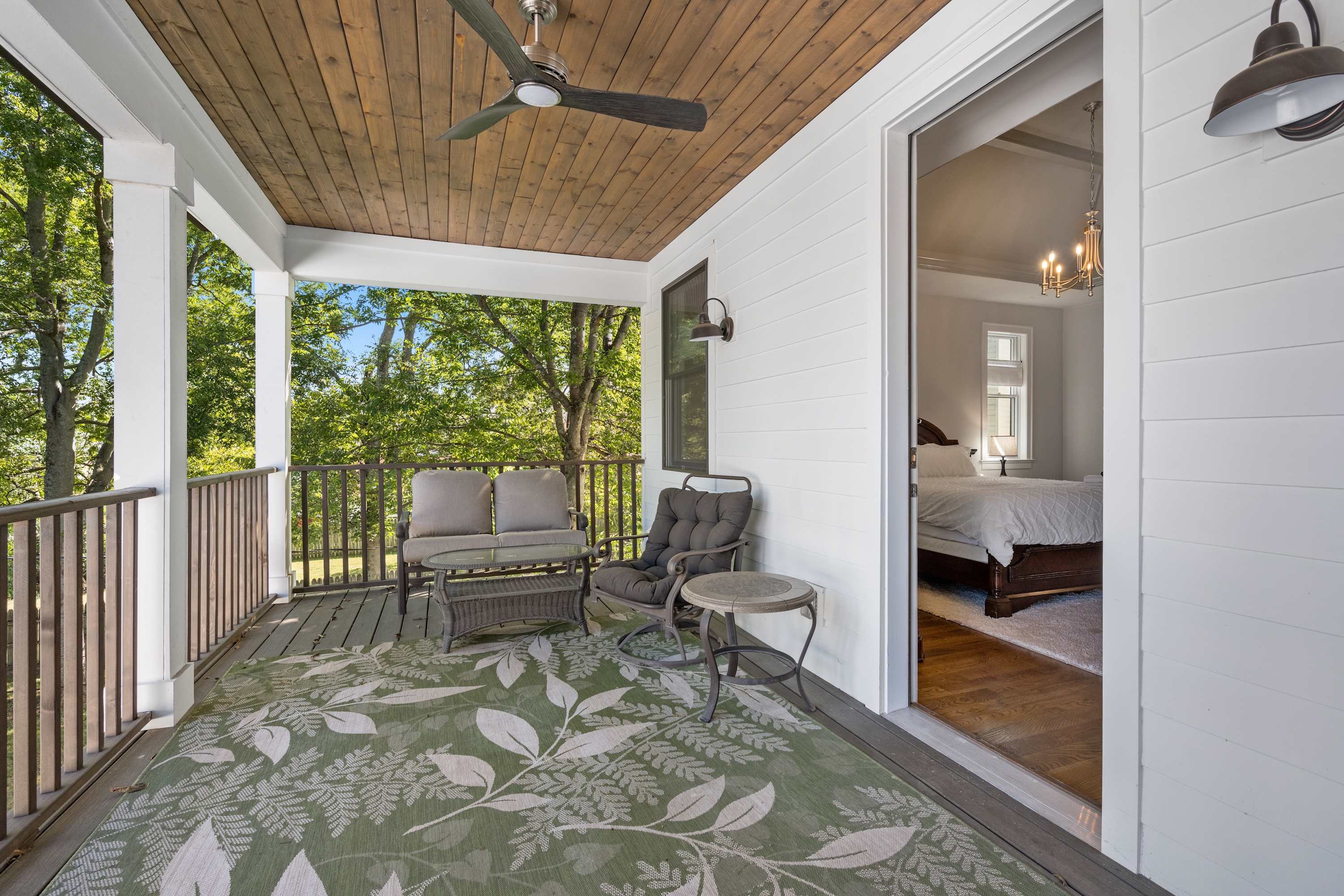 Spacious 2nd Floor porch