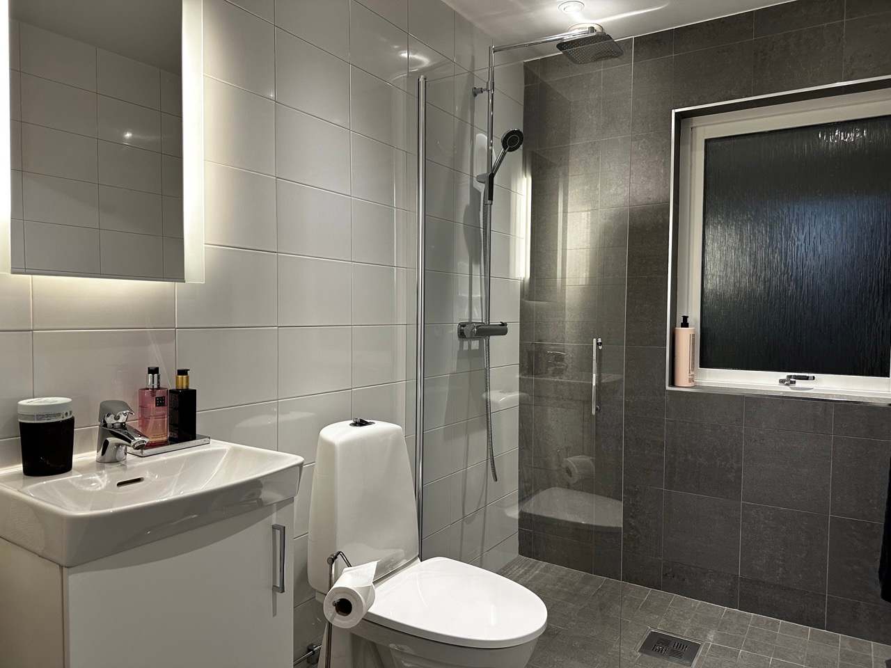 Luxury Villa with Hot Tub & Sauna, Near Downtown Stockholm - Photo 22
