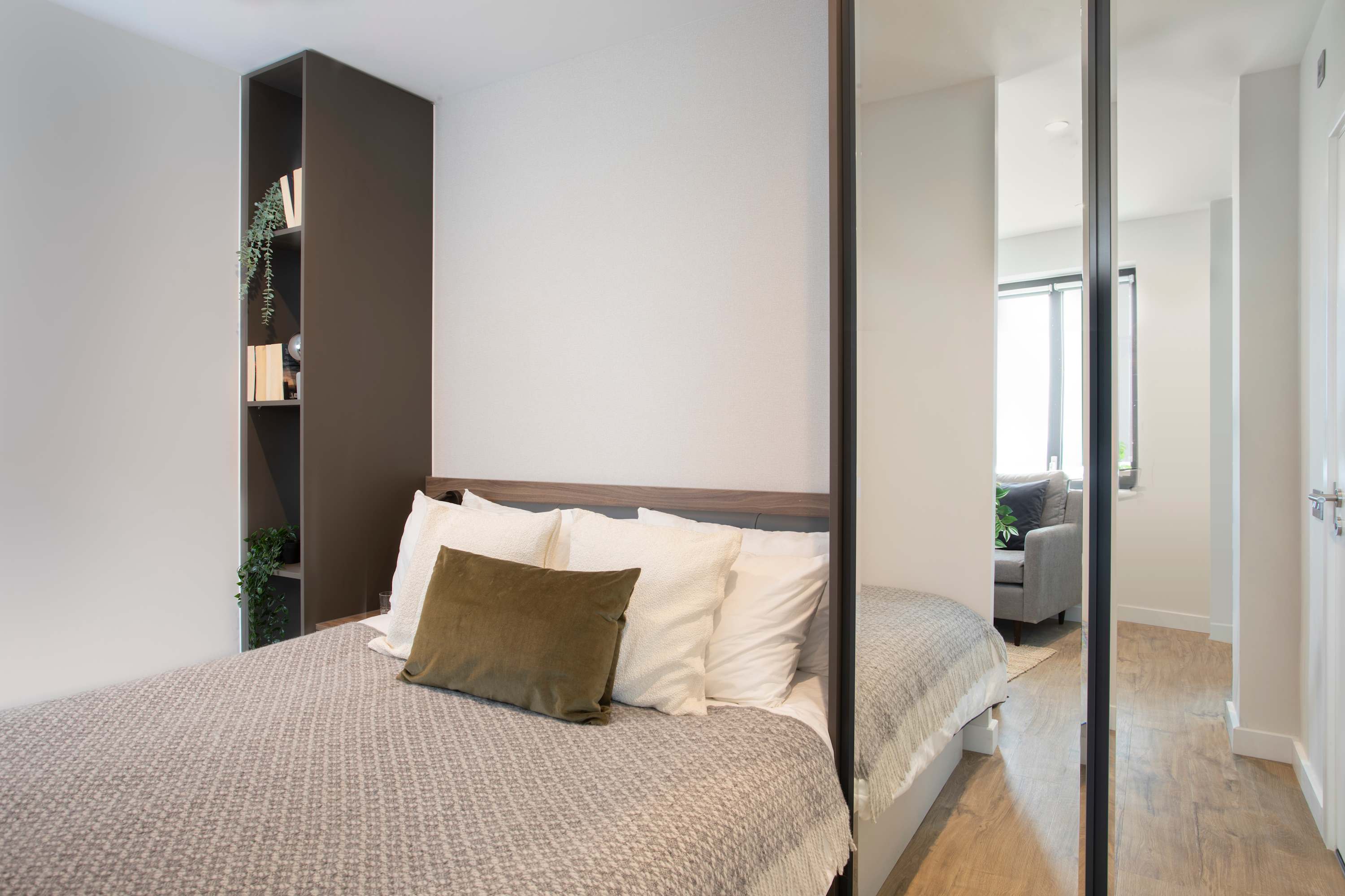 Studio Apt w/ King Bed & Co-Working : StayCozy
