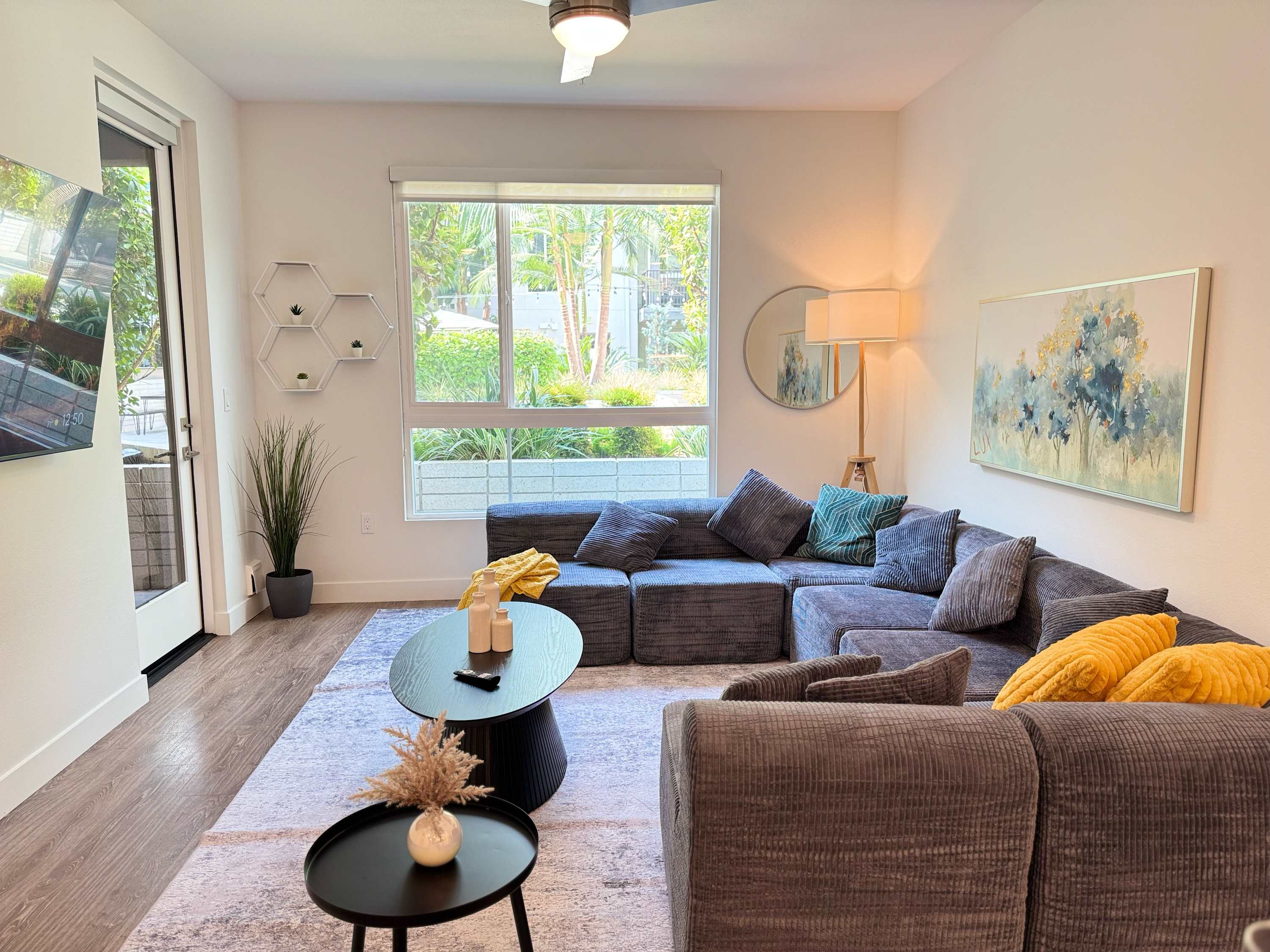 Modern Apartment w/ Pool & Gym Near Disneyland