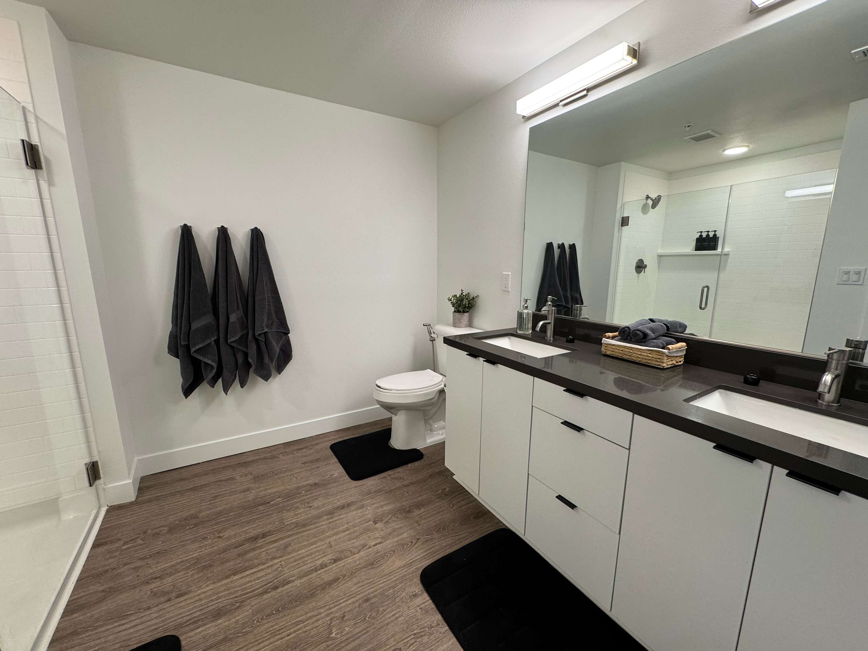 Modern Apartment w/ Pool & Gym Near Disneyland - Photo 11