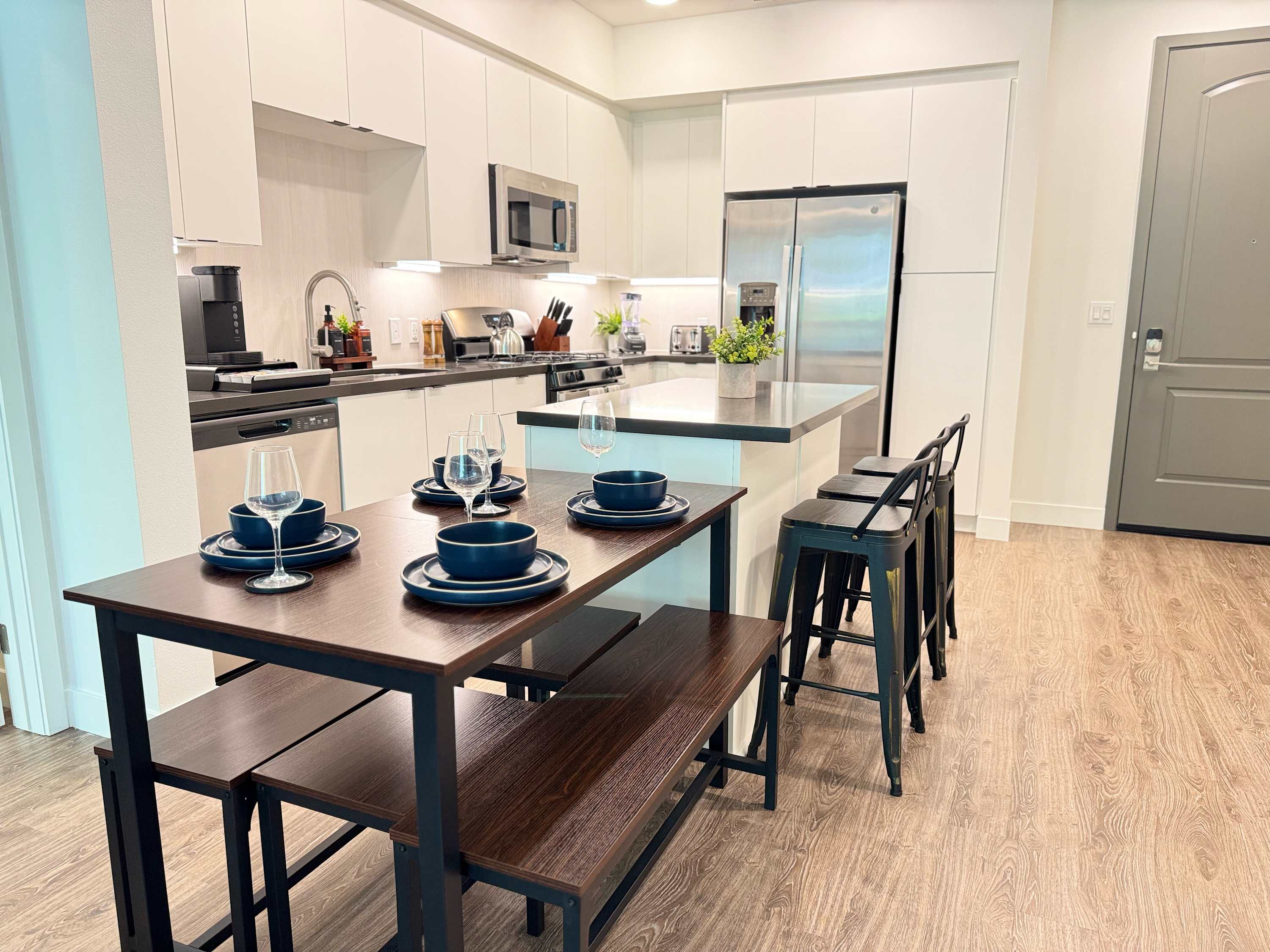 Modern Apartment w/ Pool & Gym Near Disneyland - Photo 9