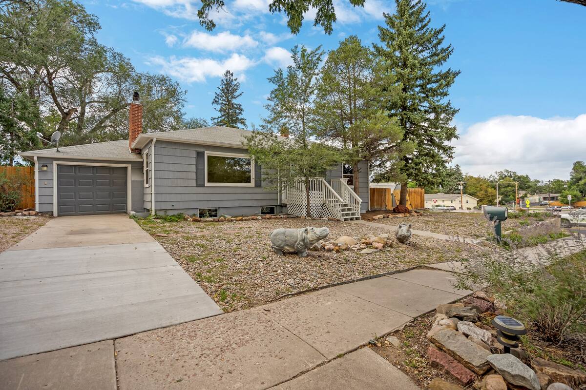 4BR w backyard & workspace near Garden of the Gods 2