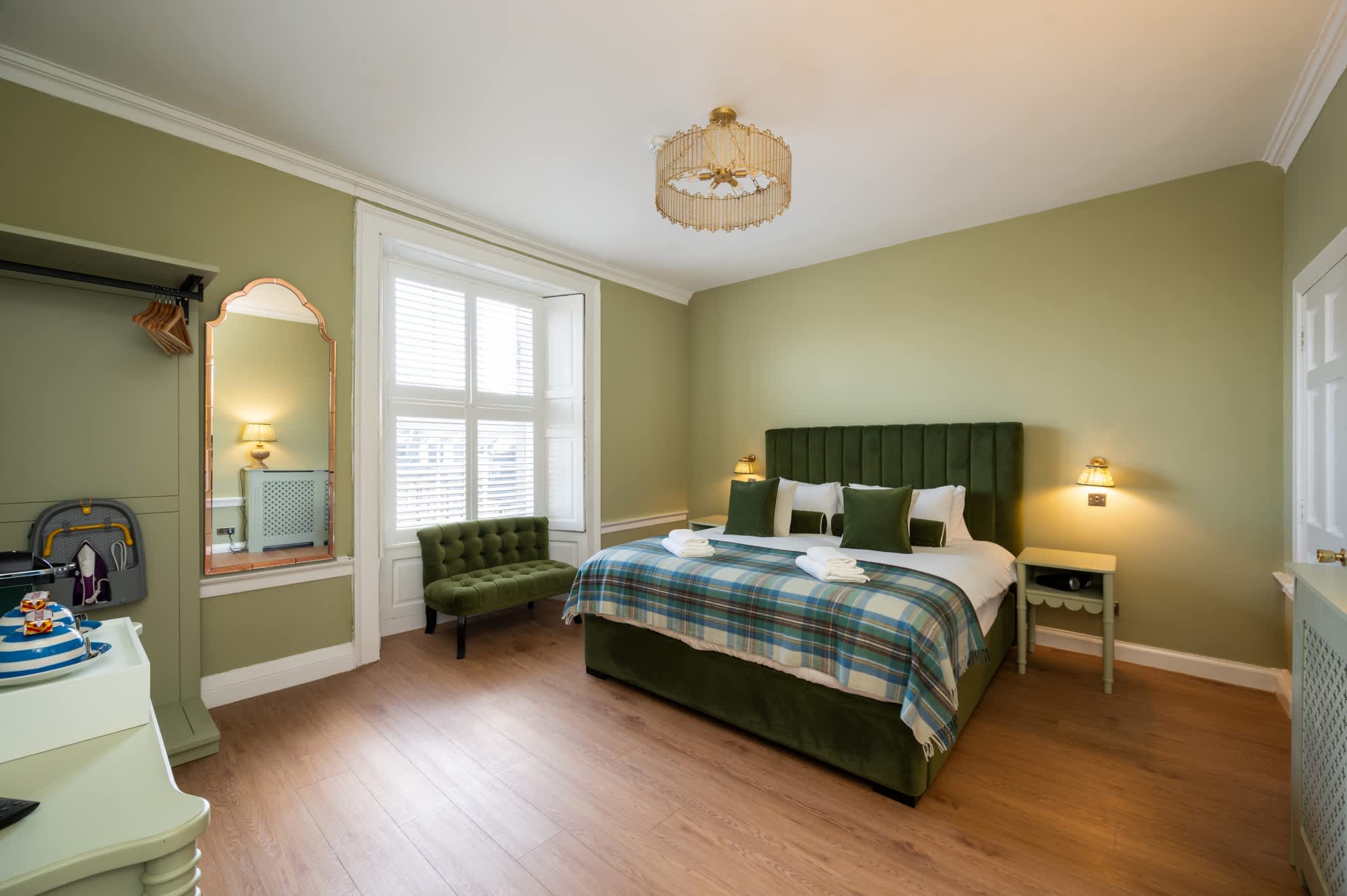 Deluxe Double Room with Shower (2nd Floor - Room 3) — Edinburgh, Scotland — vacation rental