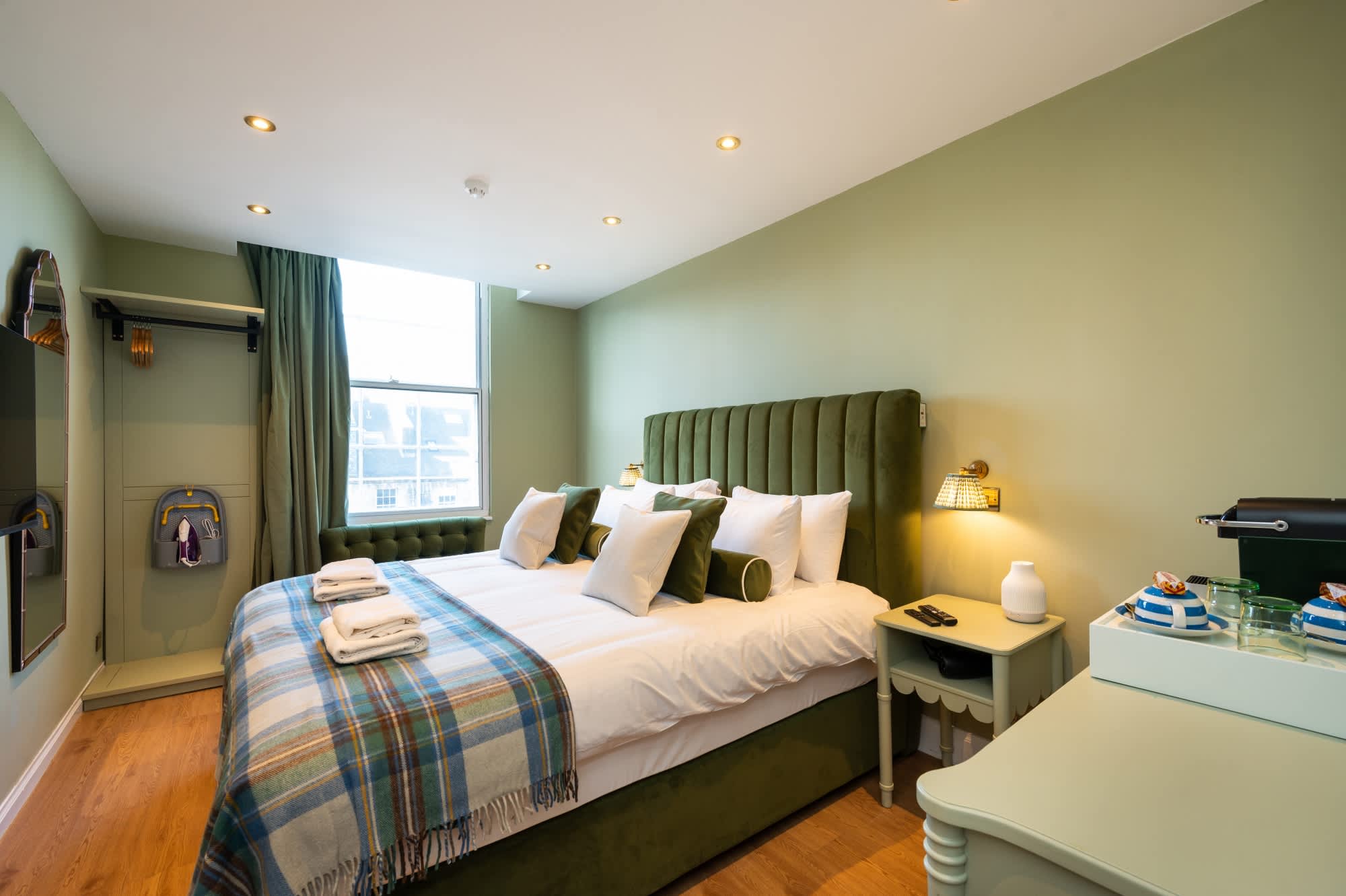 King Room with Separate Bathroom (2nd Floor - Room 4A) — Edinburgh, Scotland — vacation rental