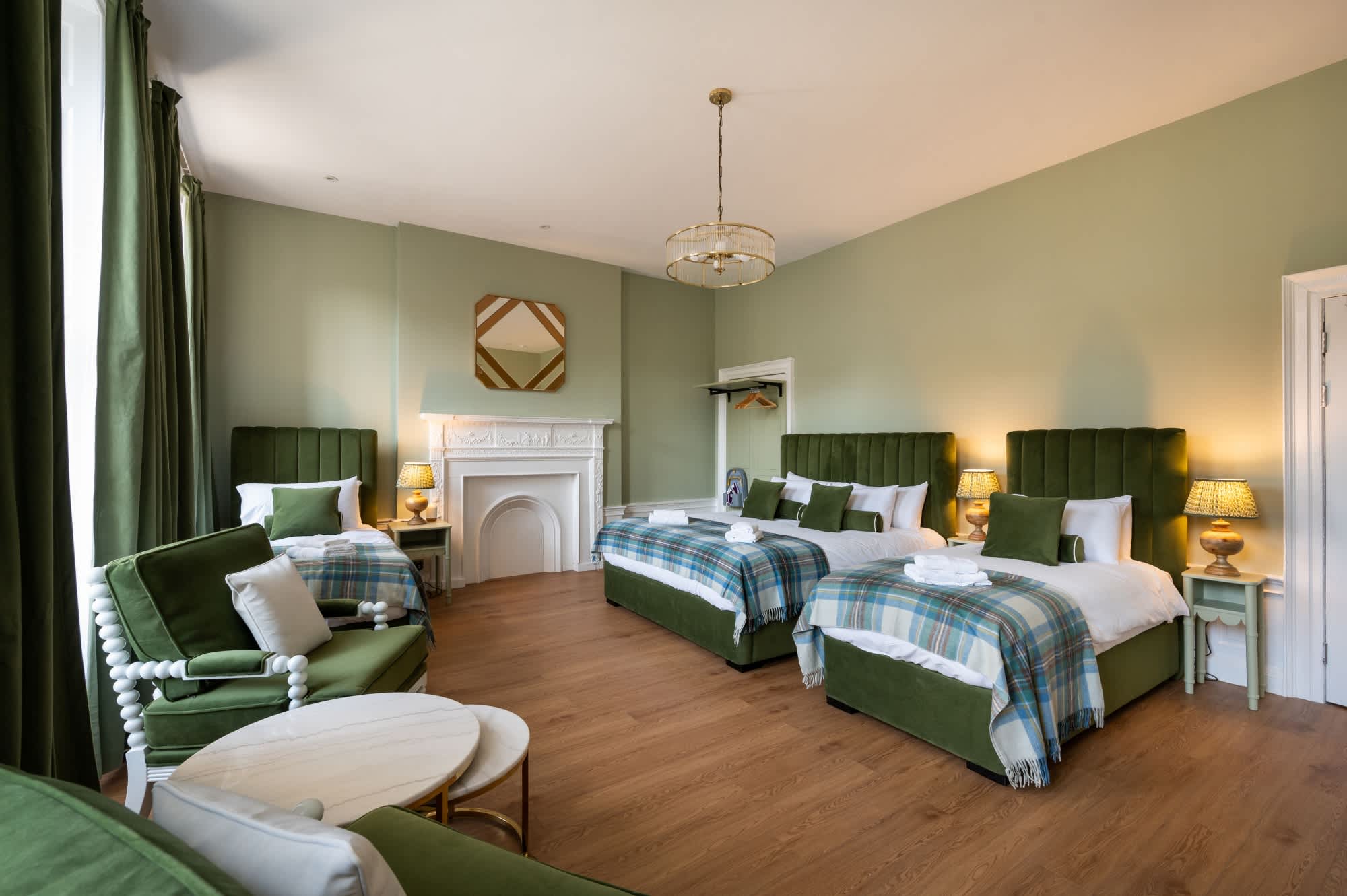 Luxury Family Room with Private Bathroom (2nd Floor - Room 6) — Edinburgh, Scotland — vacation rental