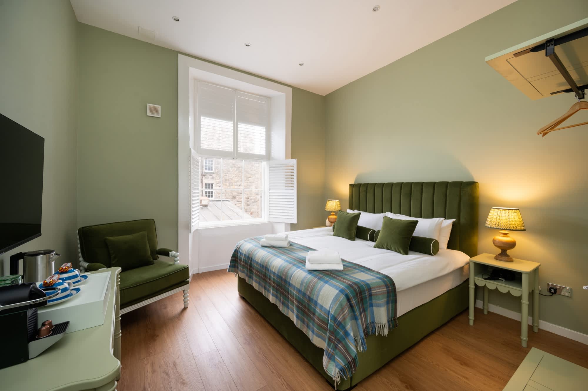 Deluxe Double Room with Shower (2nd Floor - Room 8A) — Edinburgh, Scotland — vacation rental