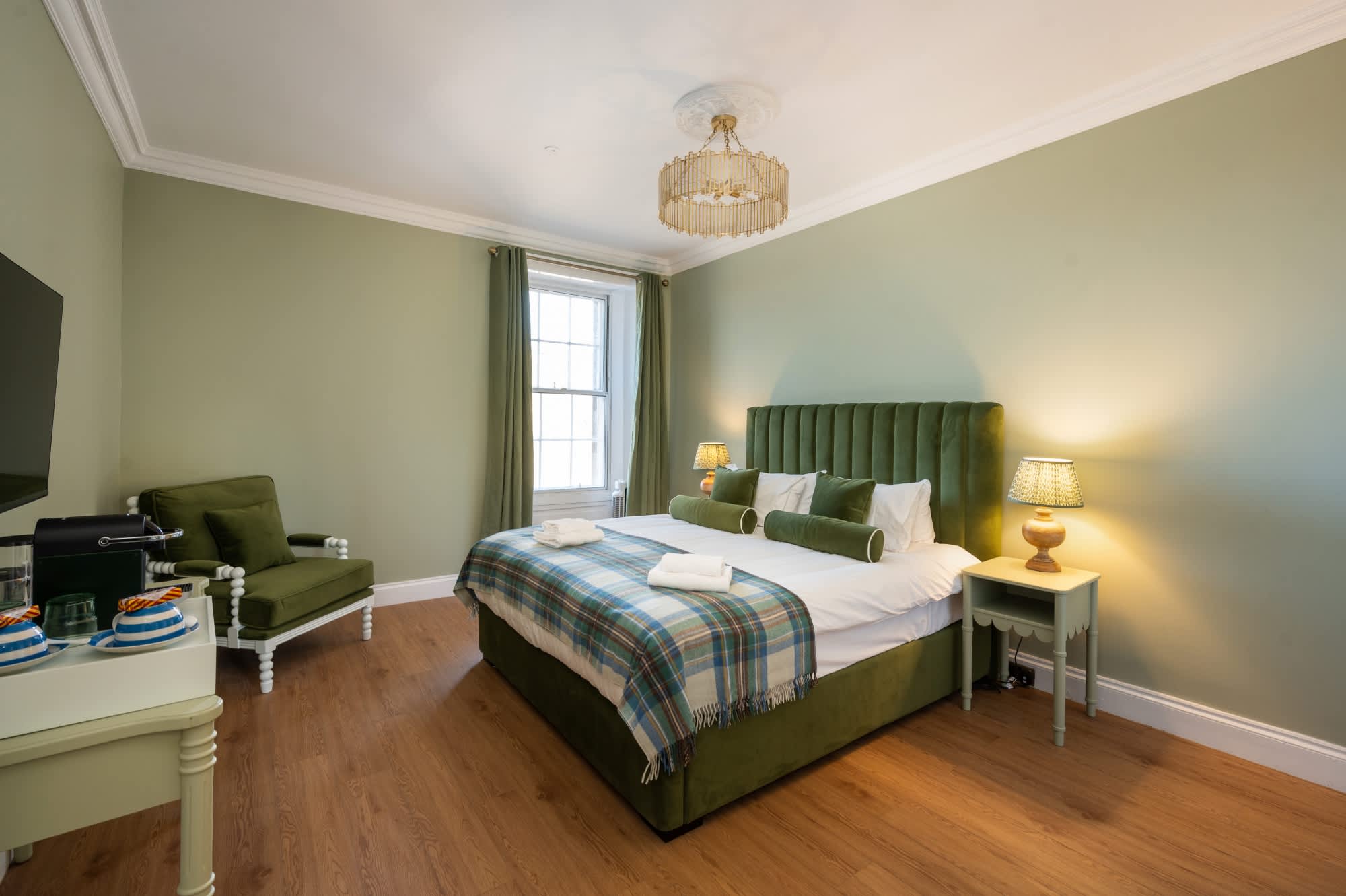 Deluxe Double Room with Shower (3rd Floor - Room 10) — Edinburgh, Scotland — vacation rental