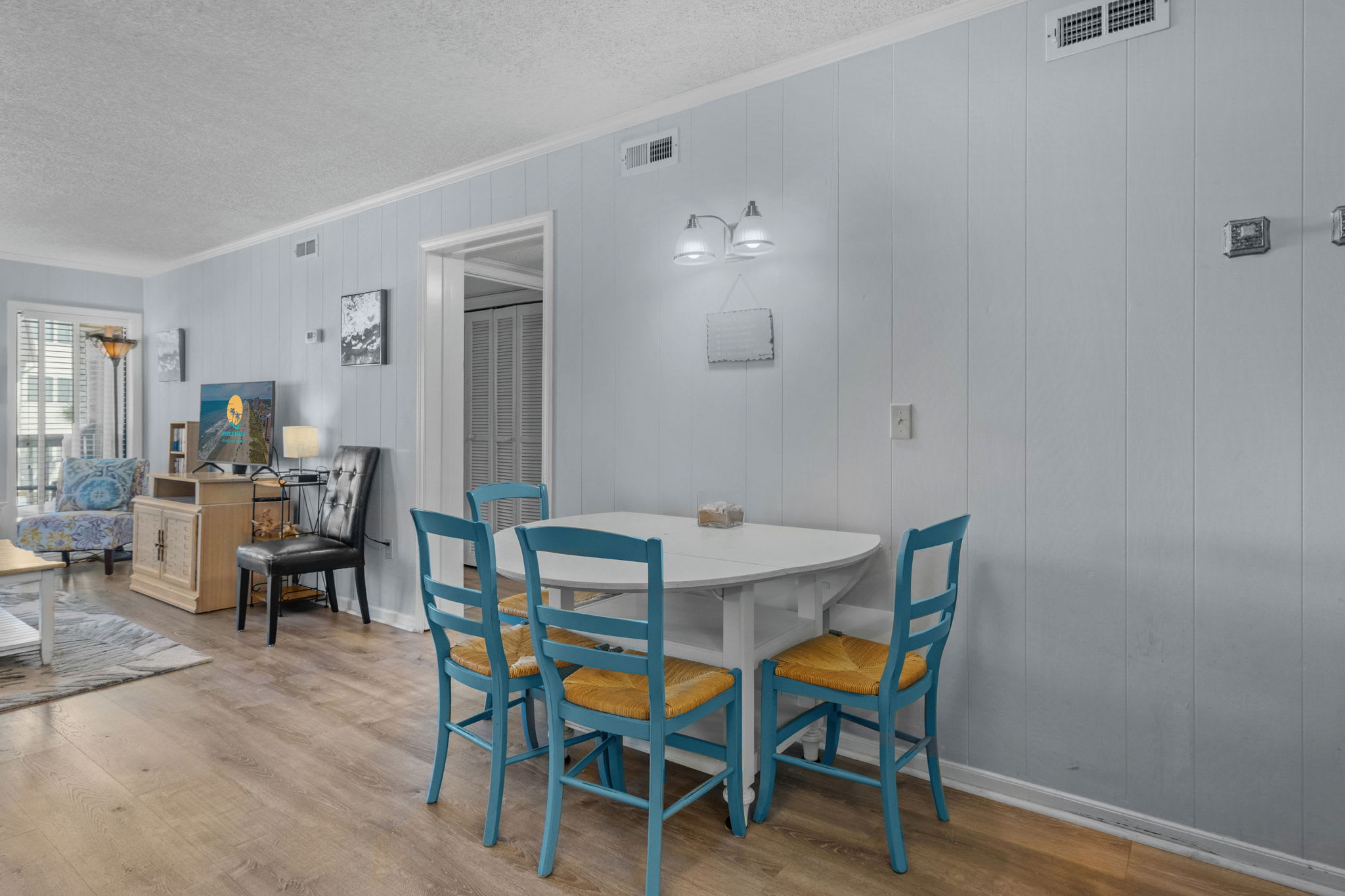 Dining table ideal for 4 guests.