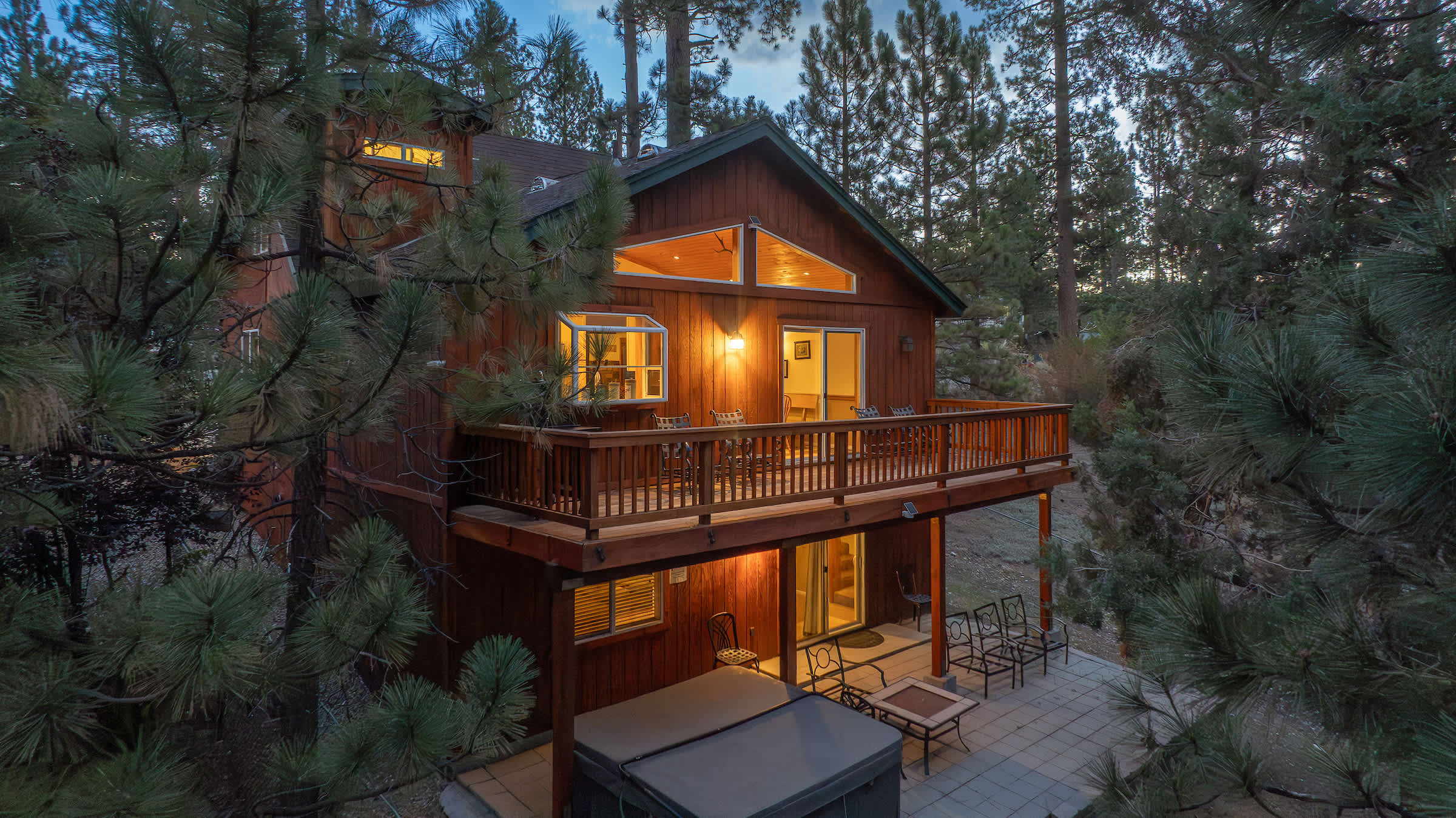 3 Bedroom & 3 Bath Chalet with Spa. Next to Lake.