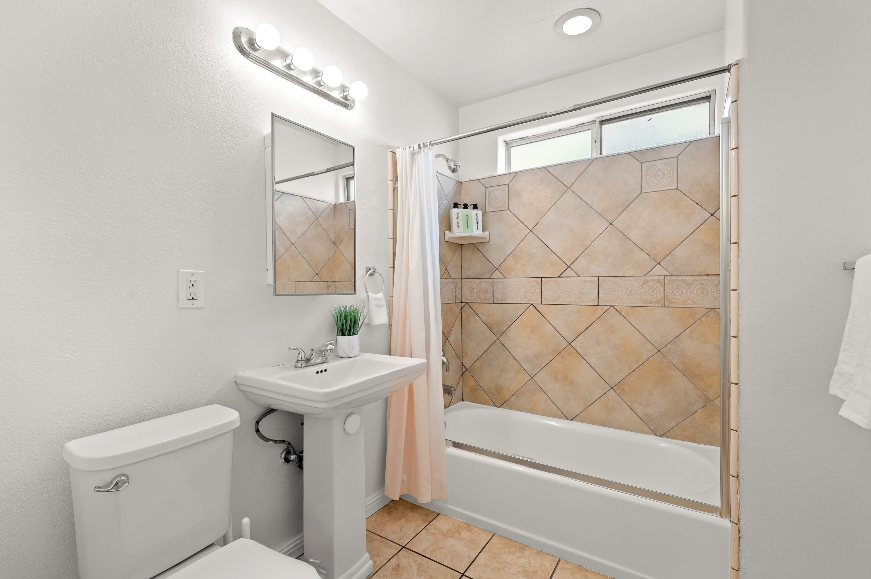 1384 W 37th Pl Unit 4, Los Angeles, CA 90007 photo 4
