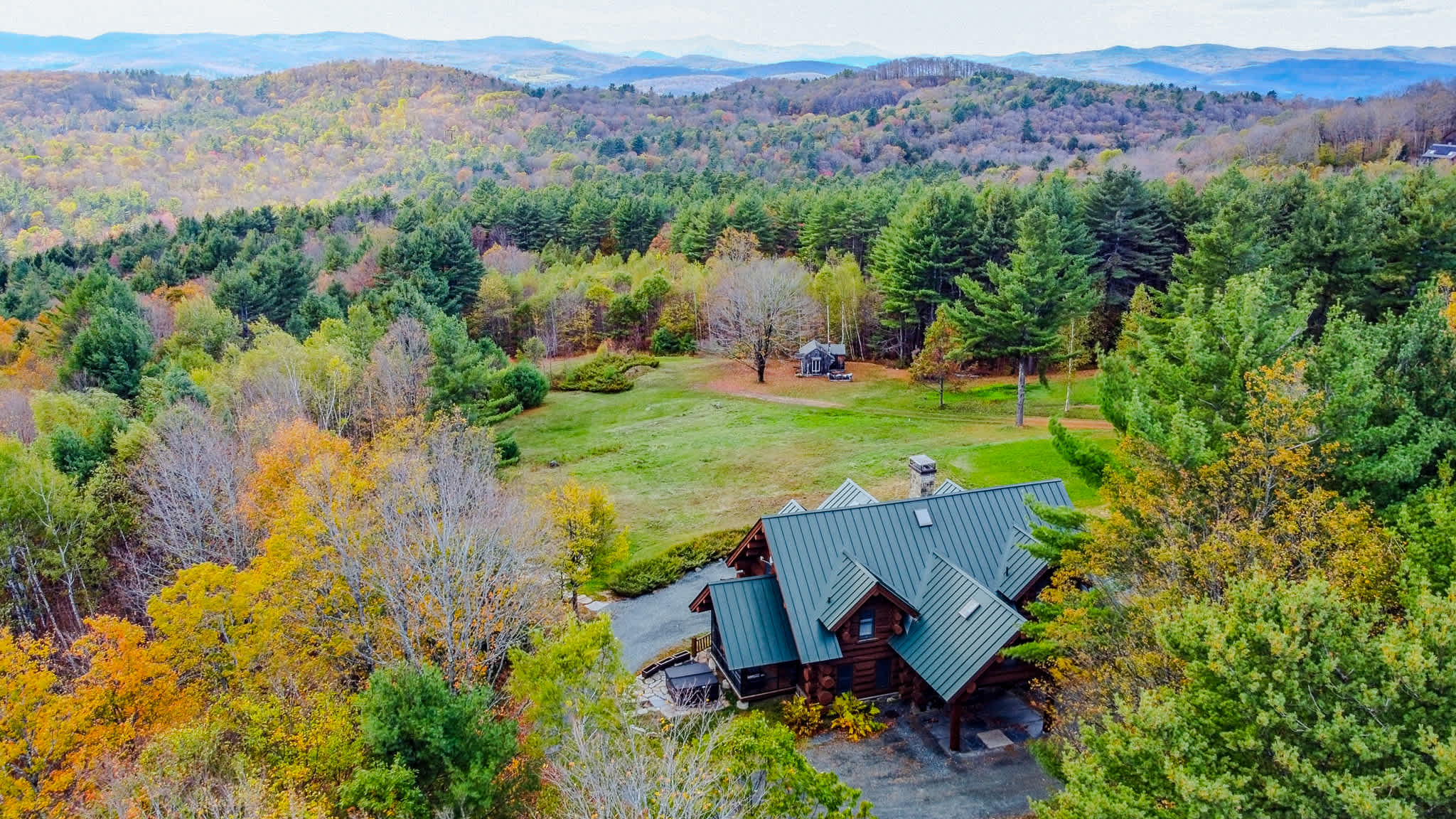 Hot Tub, Firepit, Mtn Views! | Spruce Moose Lodge