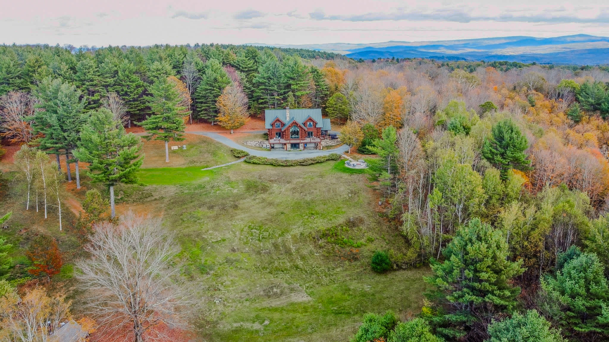 Hot Tub, Firepit, Mtn Views! | Spruce Moose Lodge