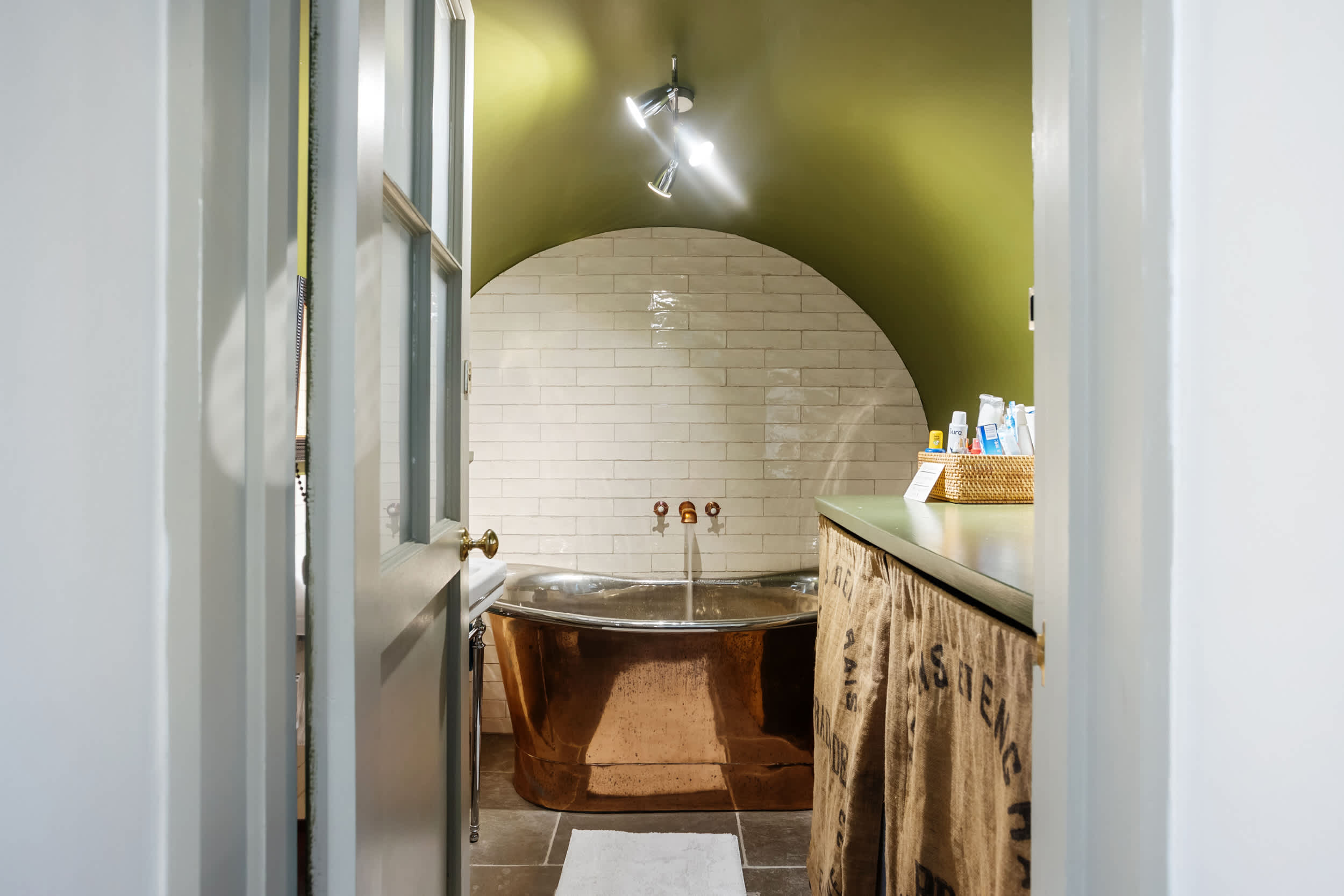 1820s 4BR Townhouse Sleeps 9 Near Tube by Omega in Bow Road 23 E3 2AD - Property image 9 - VivreStays