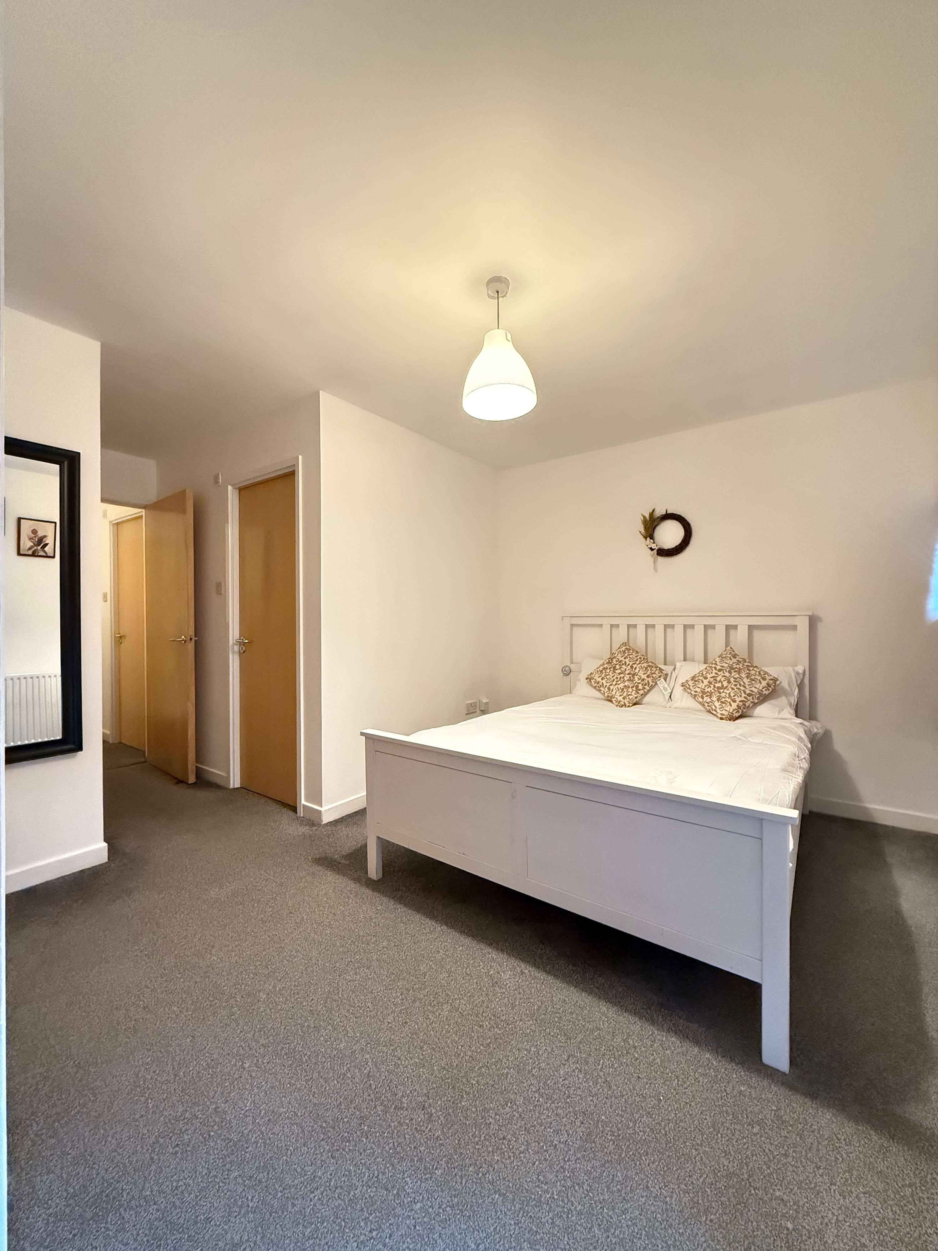 Muirhouse 2BR Apartment with Free Parking in Muirhouse Street 21 G41 1QD - Property image 3 - VivreStays