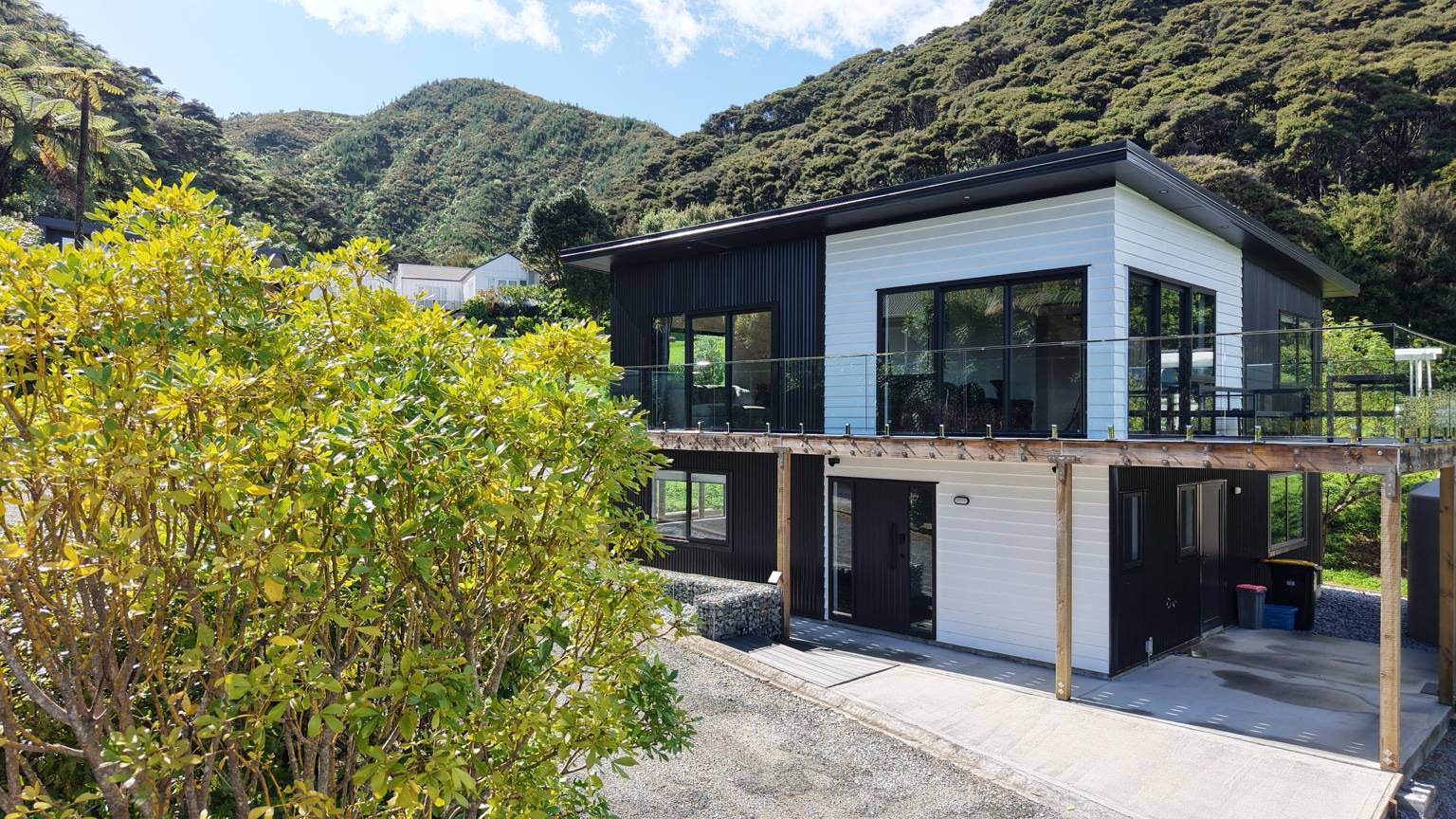 Modern Tata Beach Escape - Spacious New Retreat