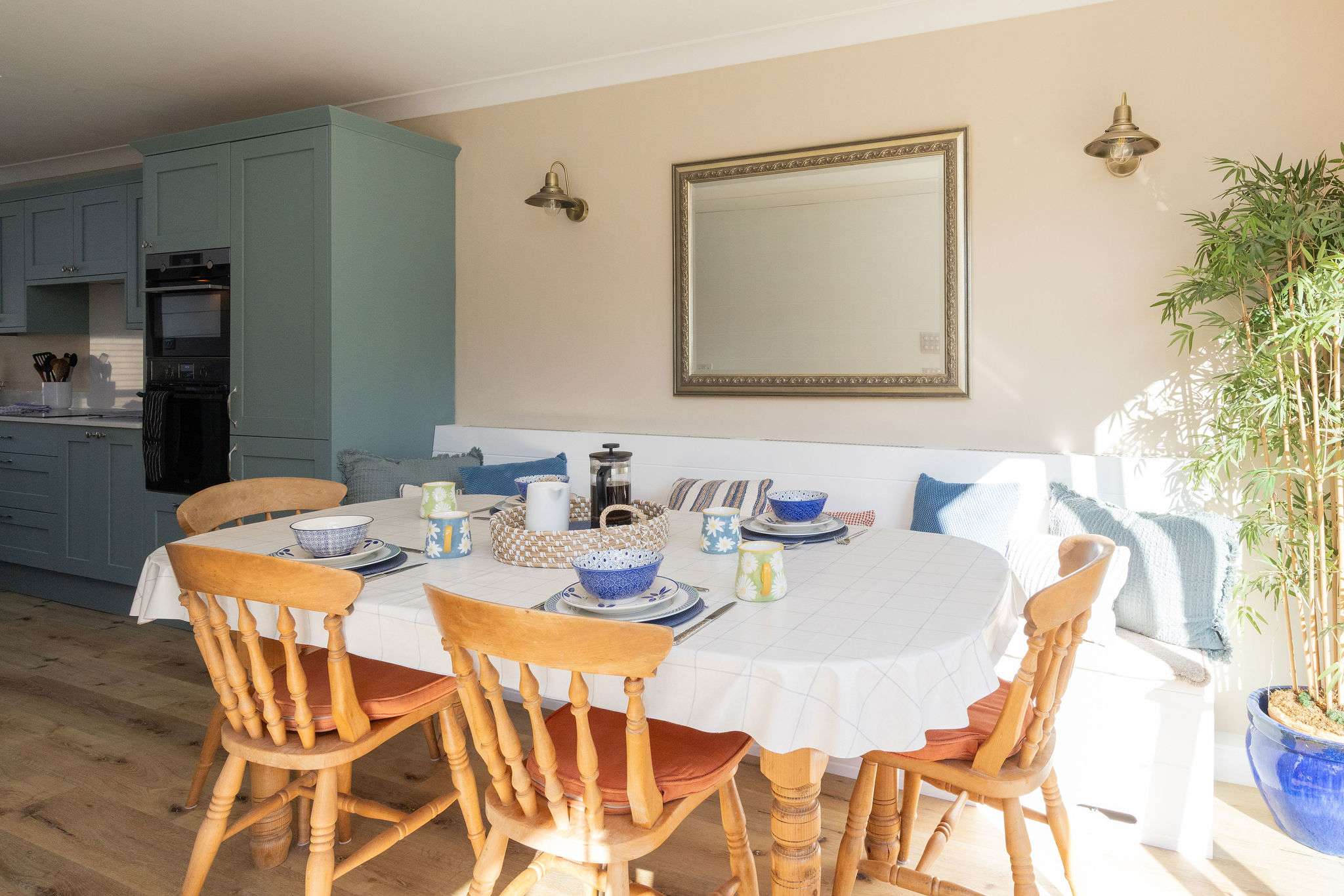 A dining table to seat 6 guests to enjoy all your meals.