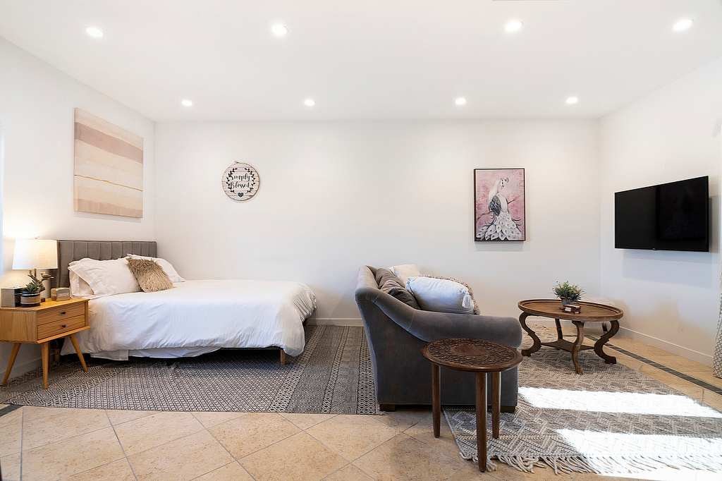 Private Central Studio · Near Beverly Hills