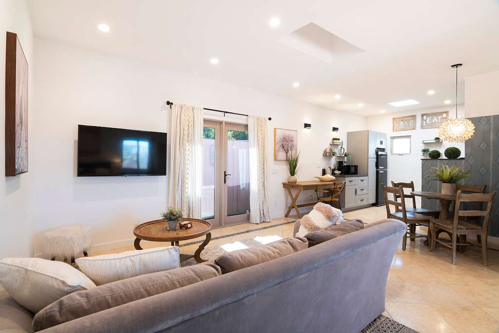 Private Central Studio · Near Beverly Hills