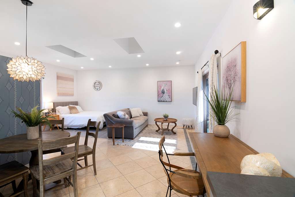 Private Central Studio · Near Beverly Hills