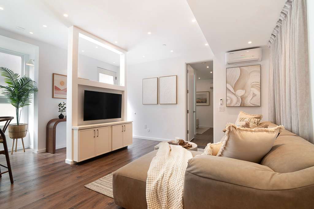 Private Sauna Retreat · Pico-Robertson Apartment