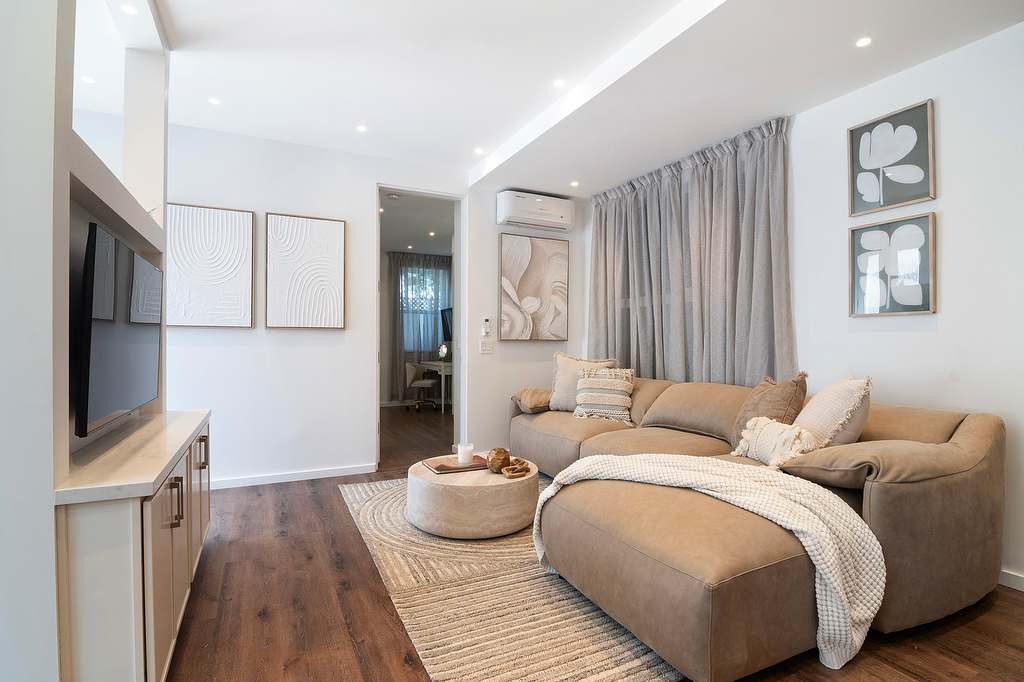 Private Sauna Retreat · Pico-Robertson Apartment