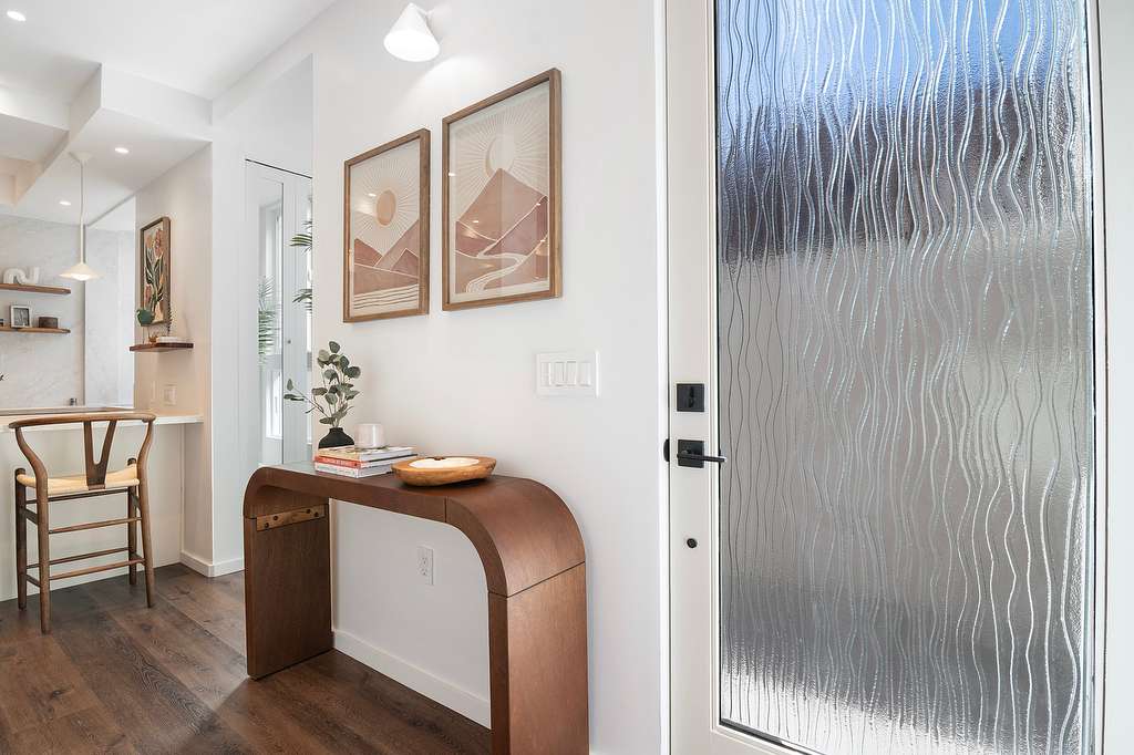 Private Sauna Retreat · Pico-Robertson Apartment