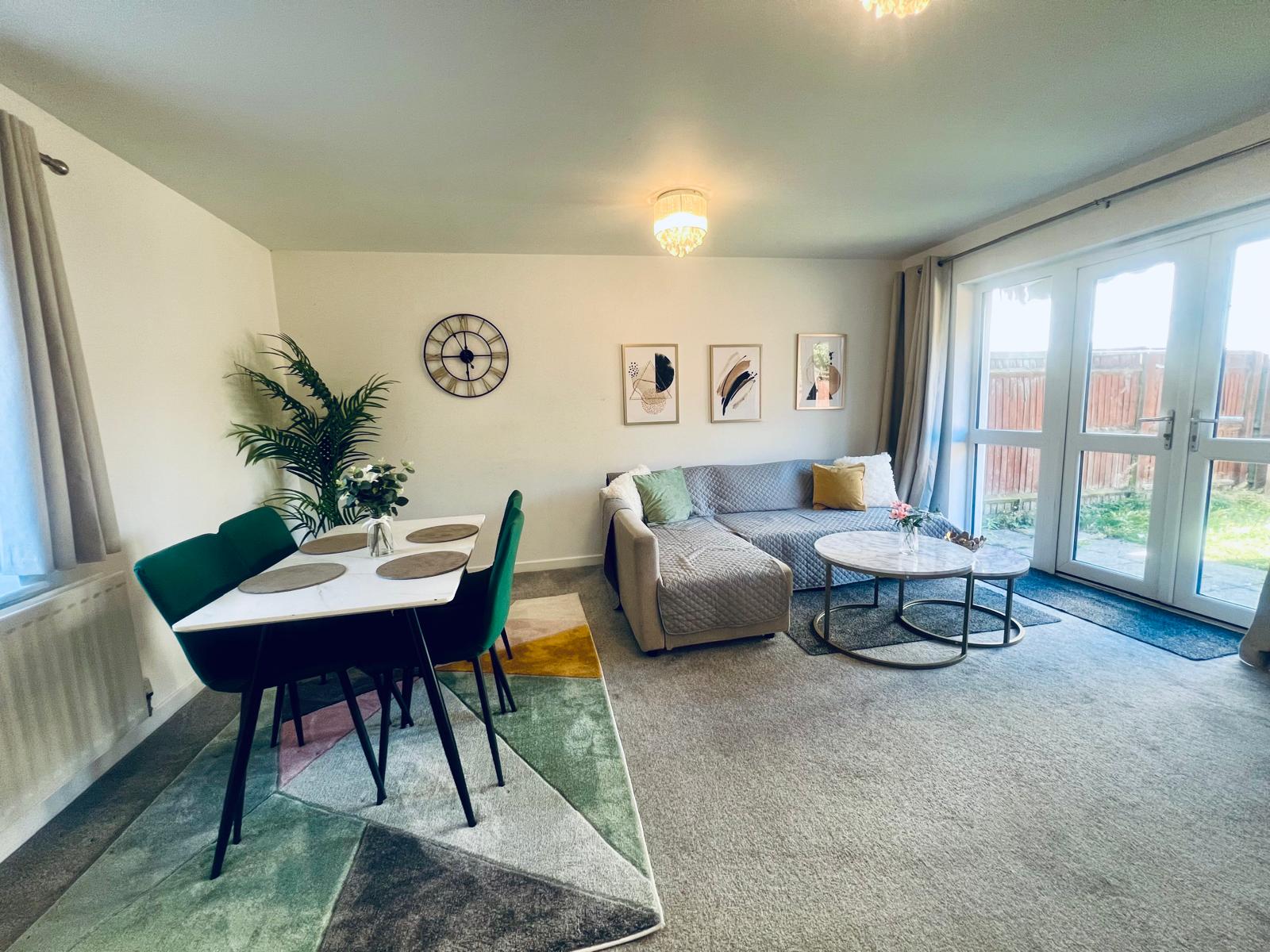 3BR Contractor House Parking 2 Bath serviced apartment - Luton - VivreStays