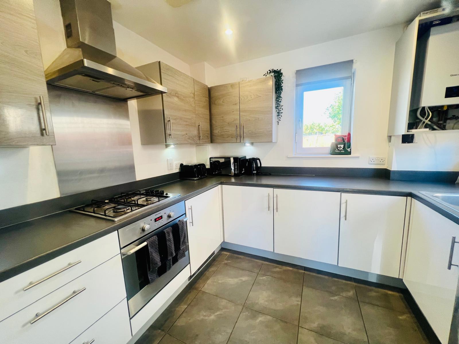 View 3BR Contractor House Parking 2 Bath in Falks Hill 1 LU2 0FN 3BR Contractor House Parking 2 Bath in Falks Hill 1 LU2 0FN - Property image 3 - VivreStays
