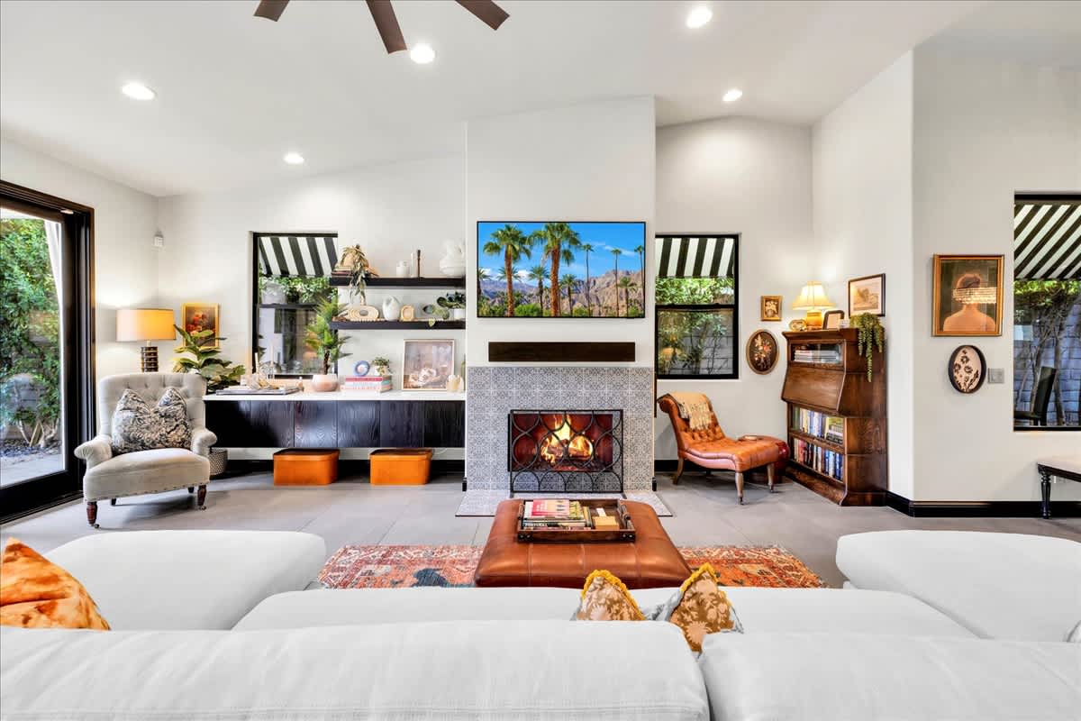 Crown Jewel of El Paseo with Private Pool & Spa - Photo 4