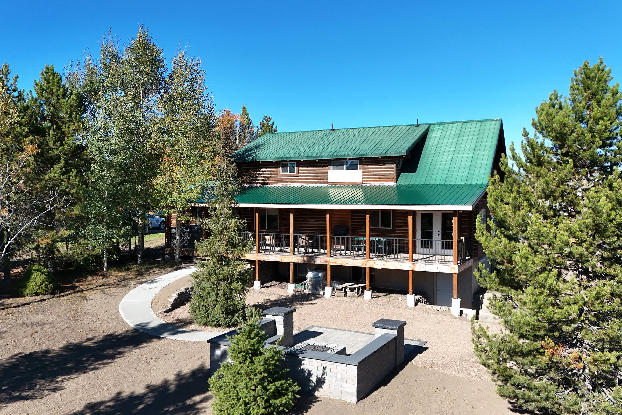 Renovated Log Cabin, Hot Tub, 25 mins to Yellowstone — Island Park, ID — vacation rental