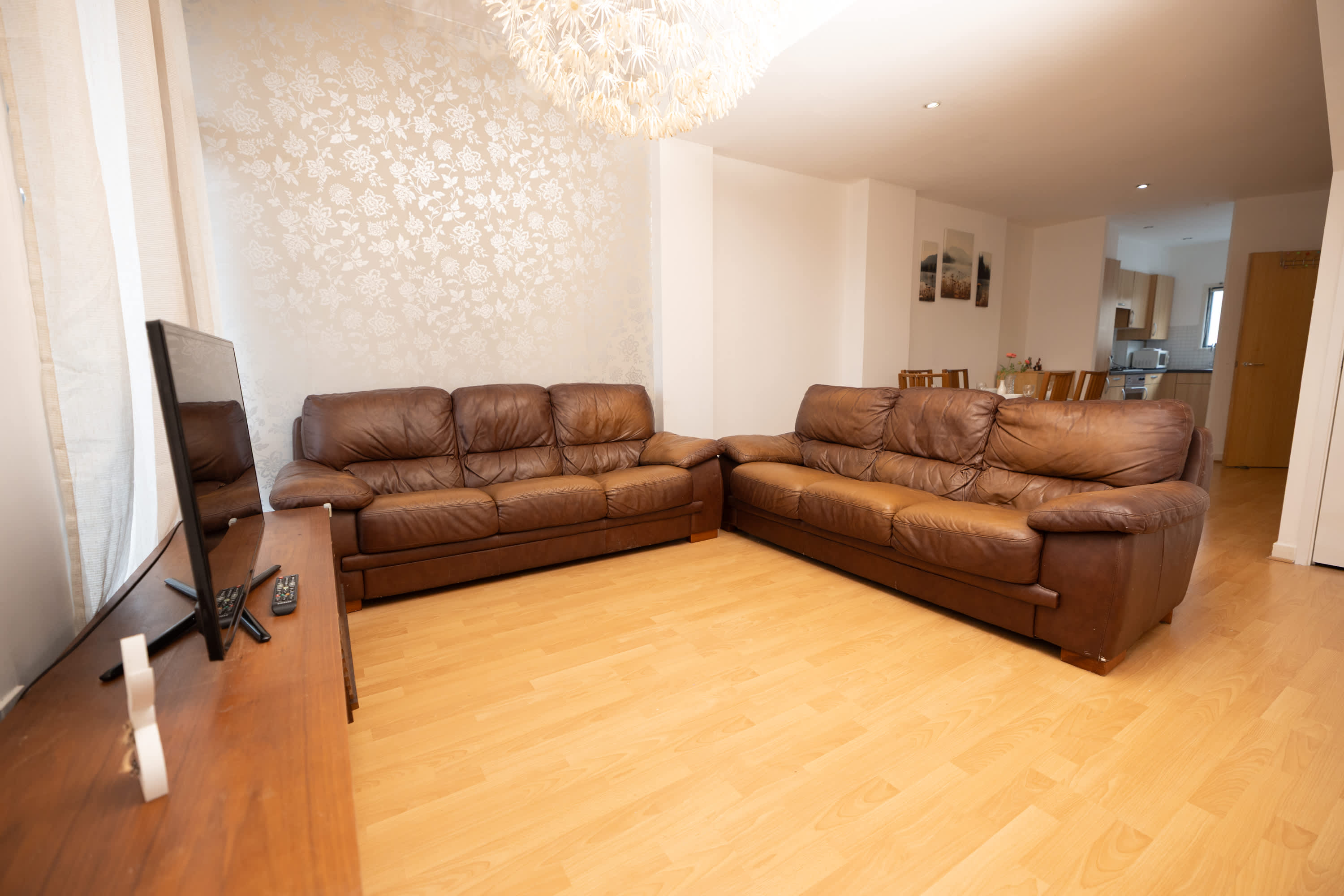 Muirhouse 2BR Apartment with Free Parking in Muirhouse Street 21 G41 1QD - Property image 12 - VivreStays