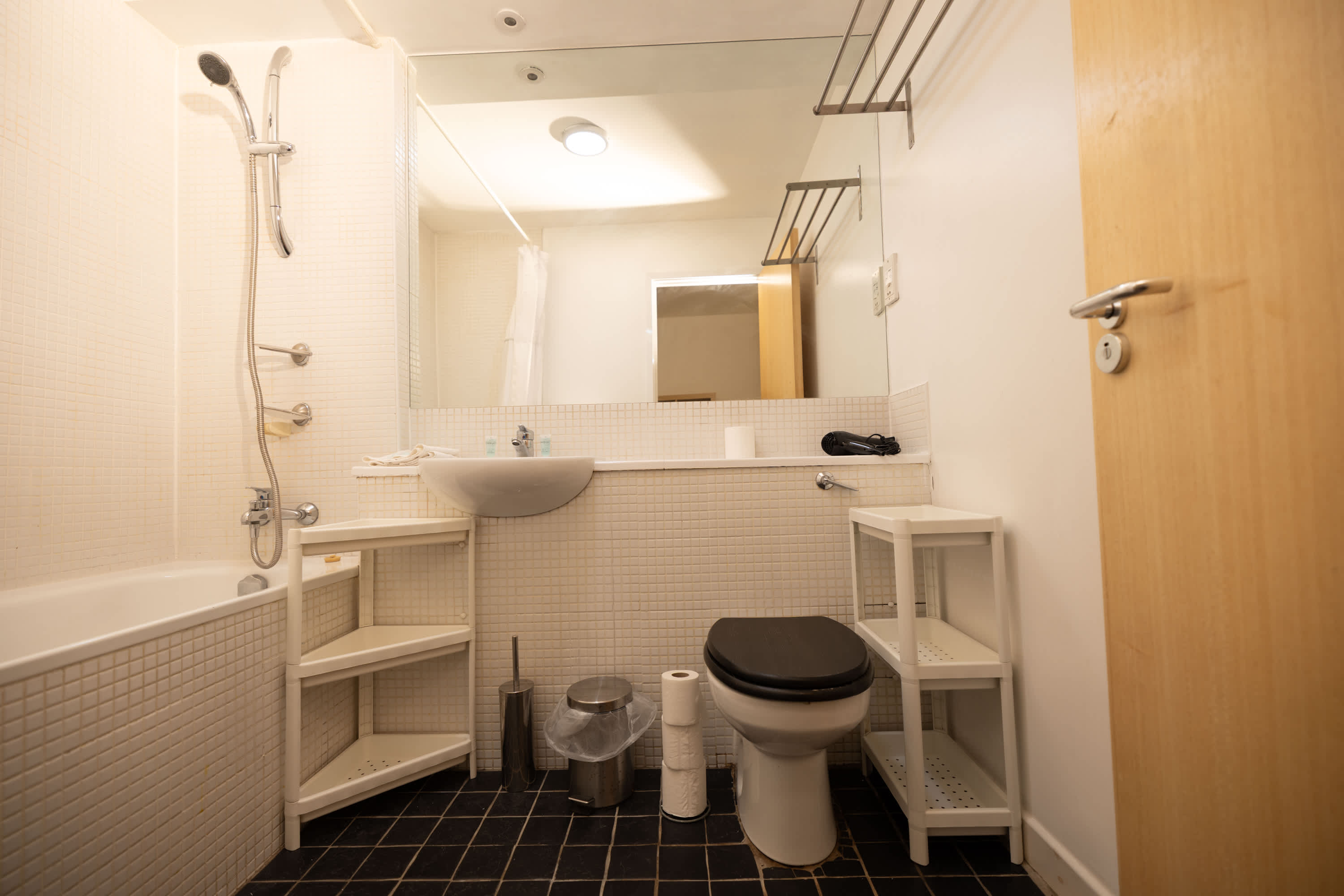 Muirhouse 2BR Apartment with Free Parking in Muirhouse Street 21 G41 1QD - Property image 17 - VivreStays