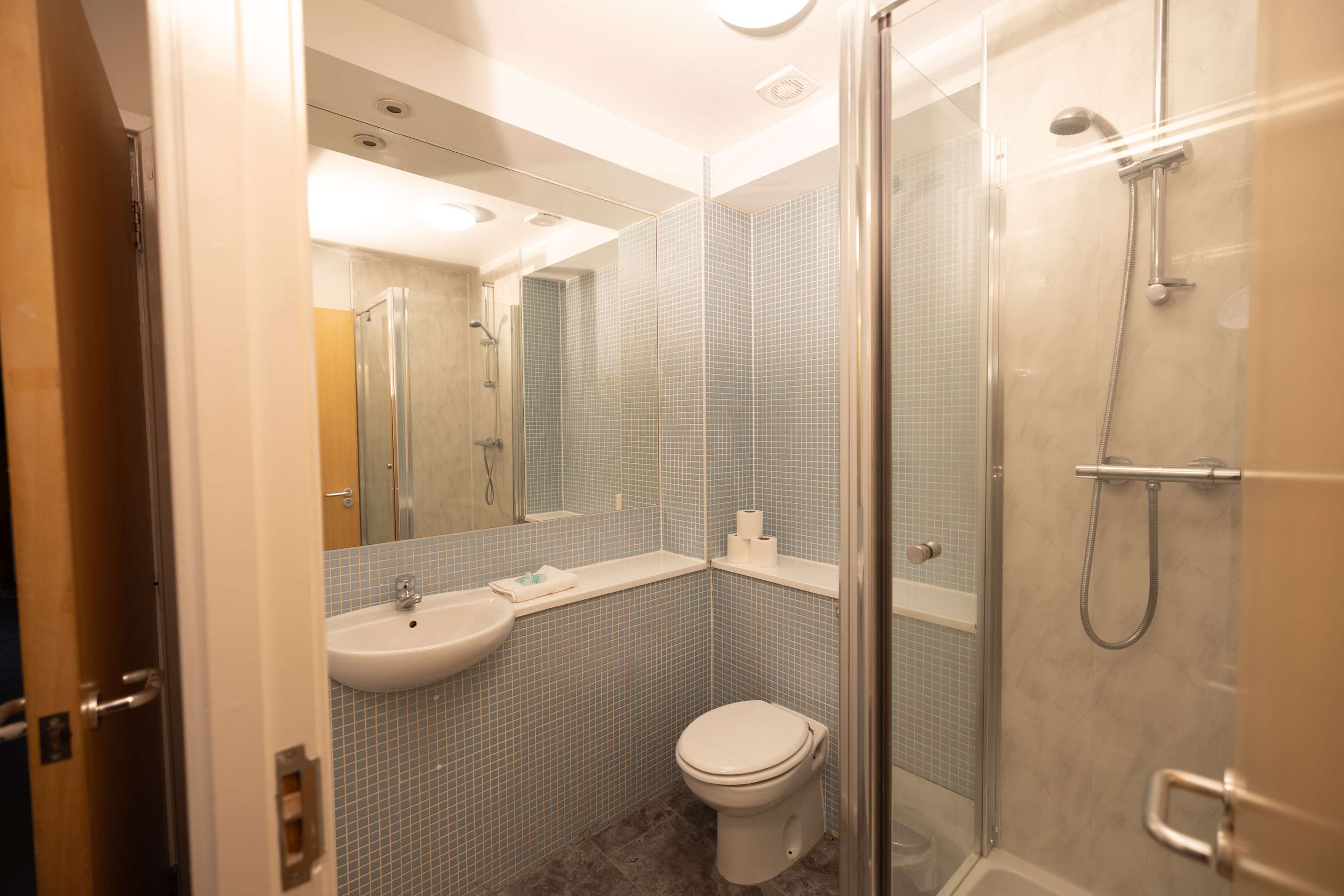 Muirhouse 2BR Apartment with Free Parking in Muirhouse Street 21 G41 1QD - Property image 7 - VivreStays