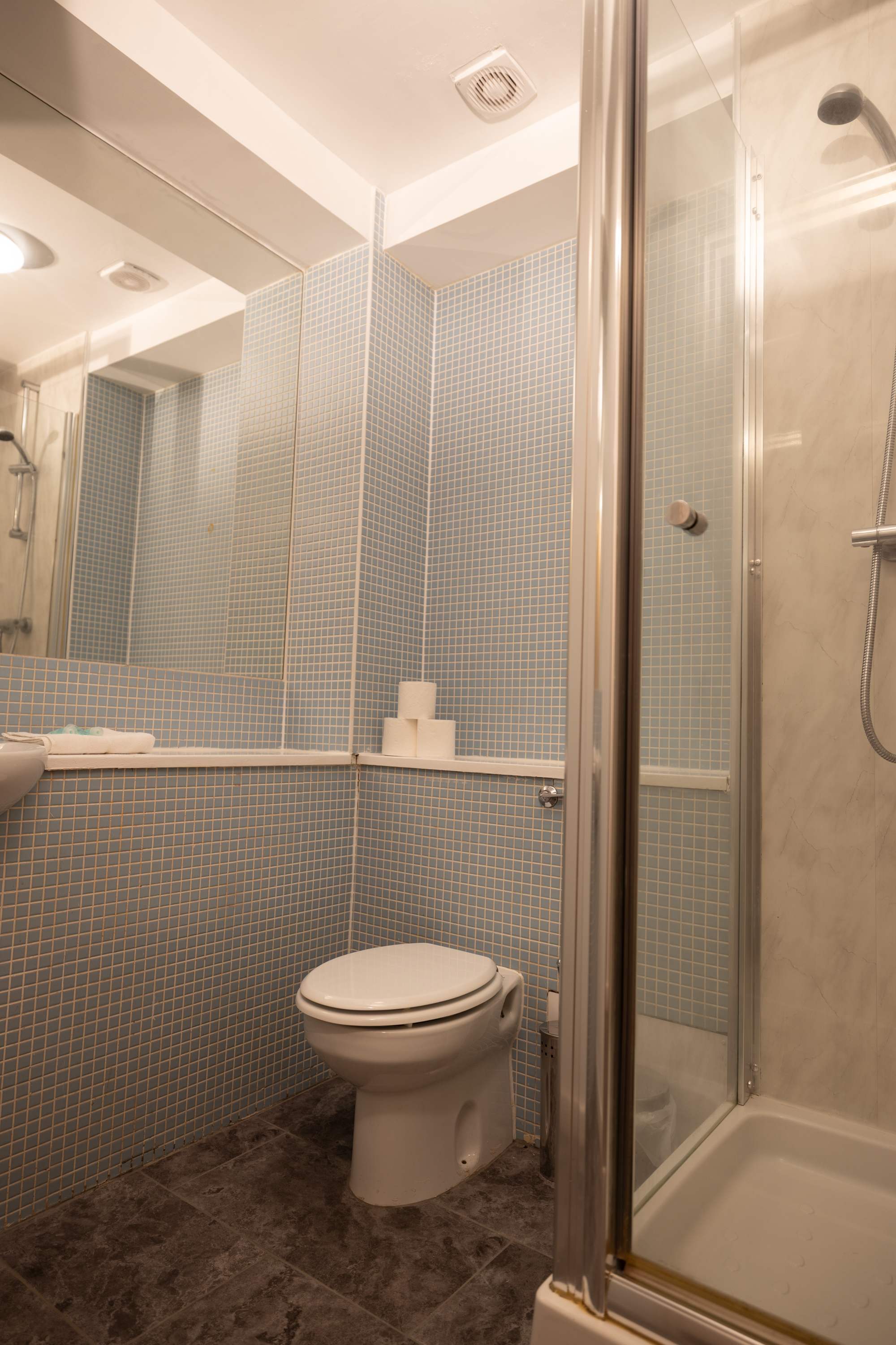 Muirhouse 2BR Apartment with Free Parking in Muirhouse Street 21 G41 1QD - Property image 10 - VivreStays