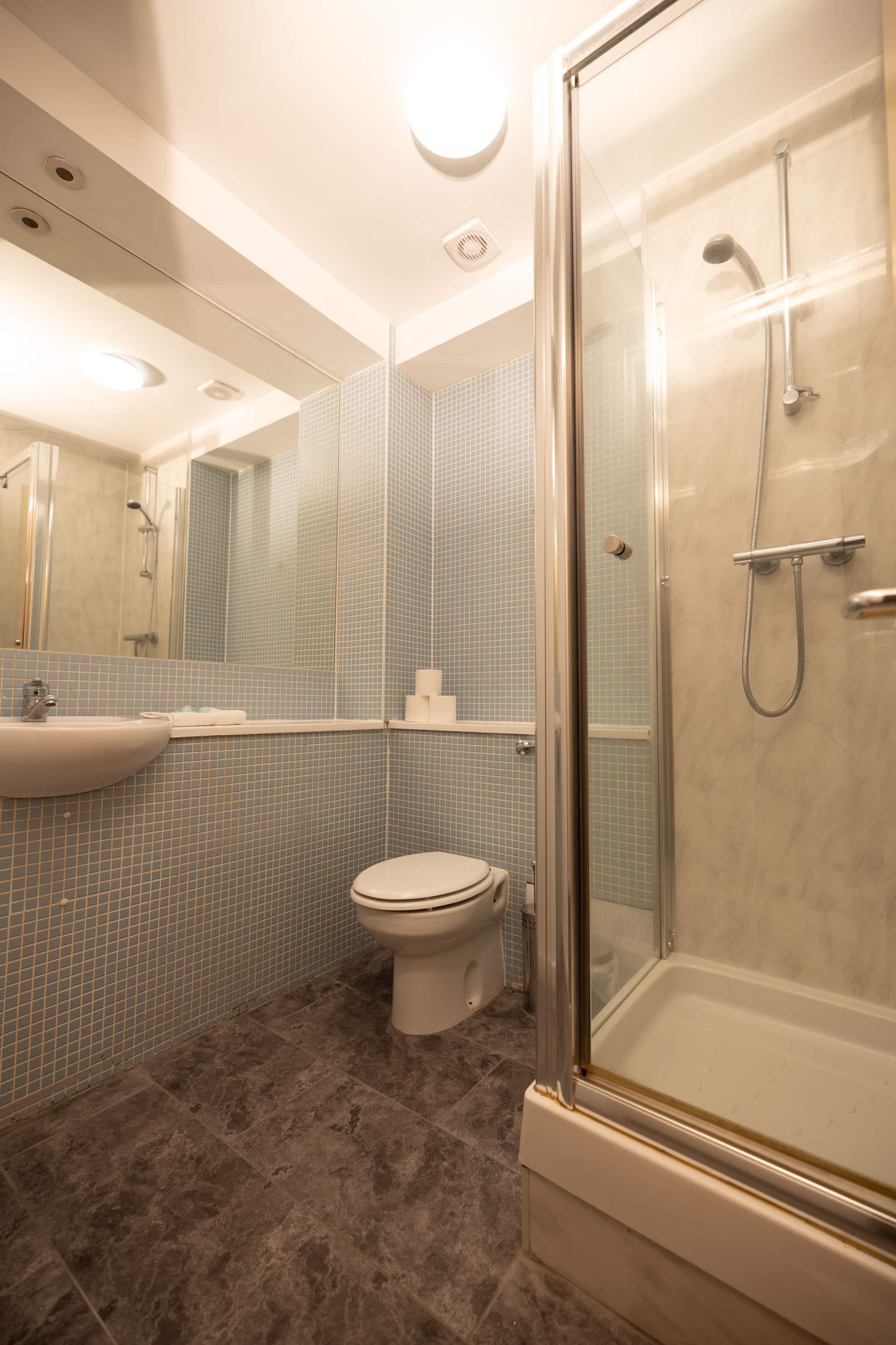 Muirhouse 2BR Apartment with Free Parking in Muirhouse Street 21 G41 1QD - Property image 20 - VivreStays